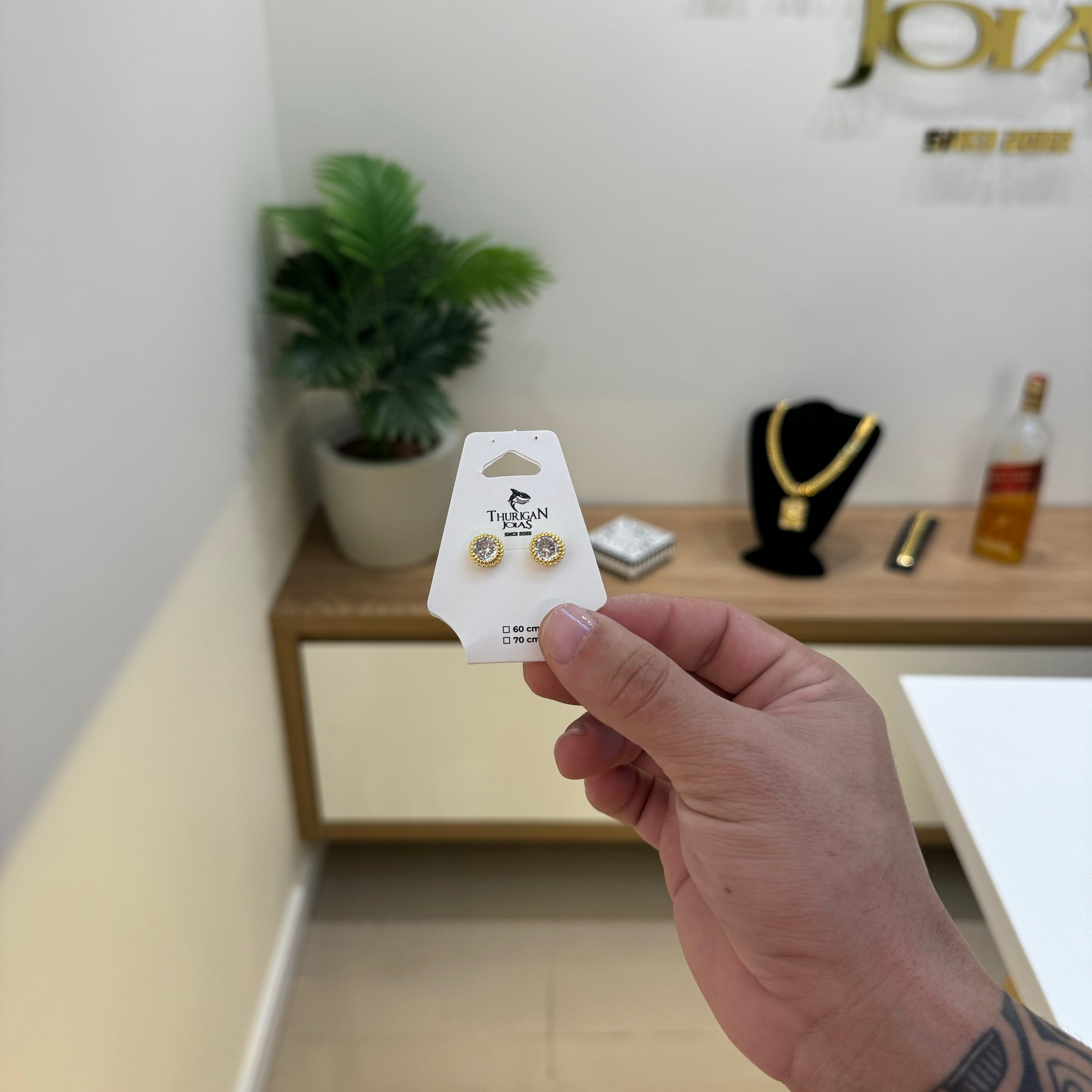 Brinco Ponto de Luz Detalhado Banhado A Ouro 18k