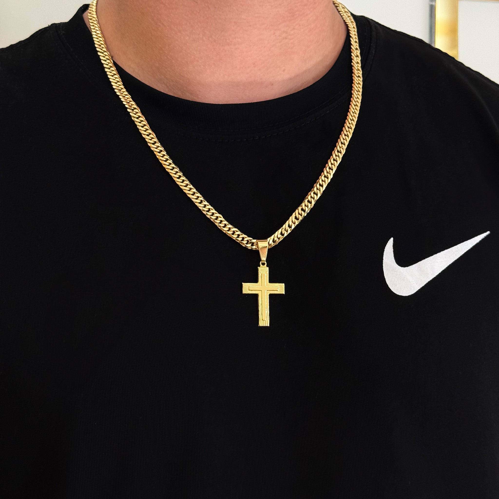 Colar Crucifixo Em Alto Relevo - Corrente Lacraia Banhado A Ouro 18k
