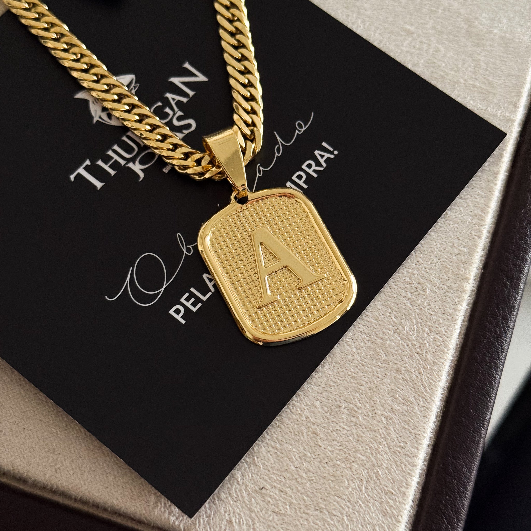 Colar Plaquinha De Letra - Corrente Lacraia 6mm Banhado A Ouro 18k
