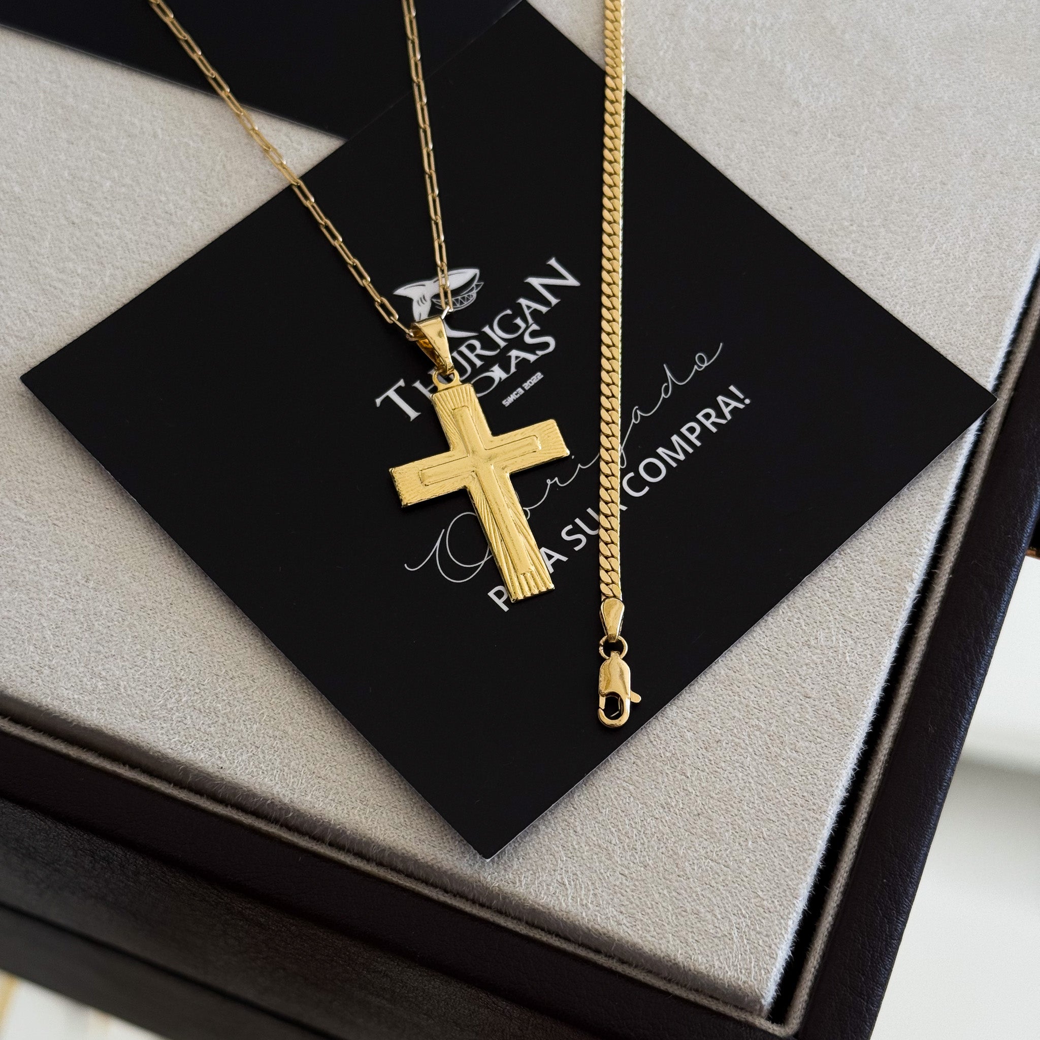 Colar Crucifixo Em Alto Relevo - Corrente Cadeado Alongado e Pulseira Grumet Flat Banhado A Ouro 18k