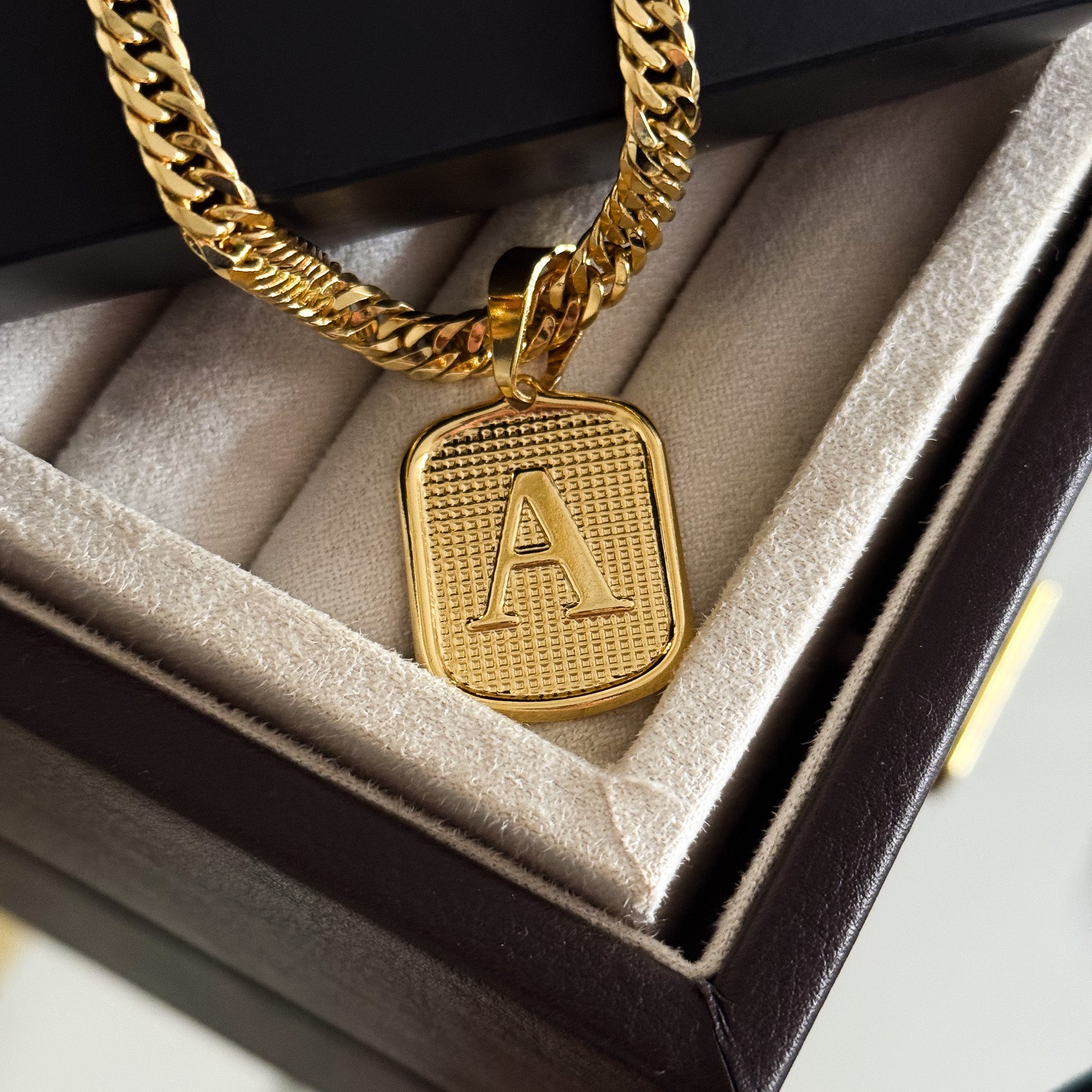 Colar Plaquinha De Letra - Corrente Lacraia 6mm Banhado A Ouro 18k