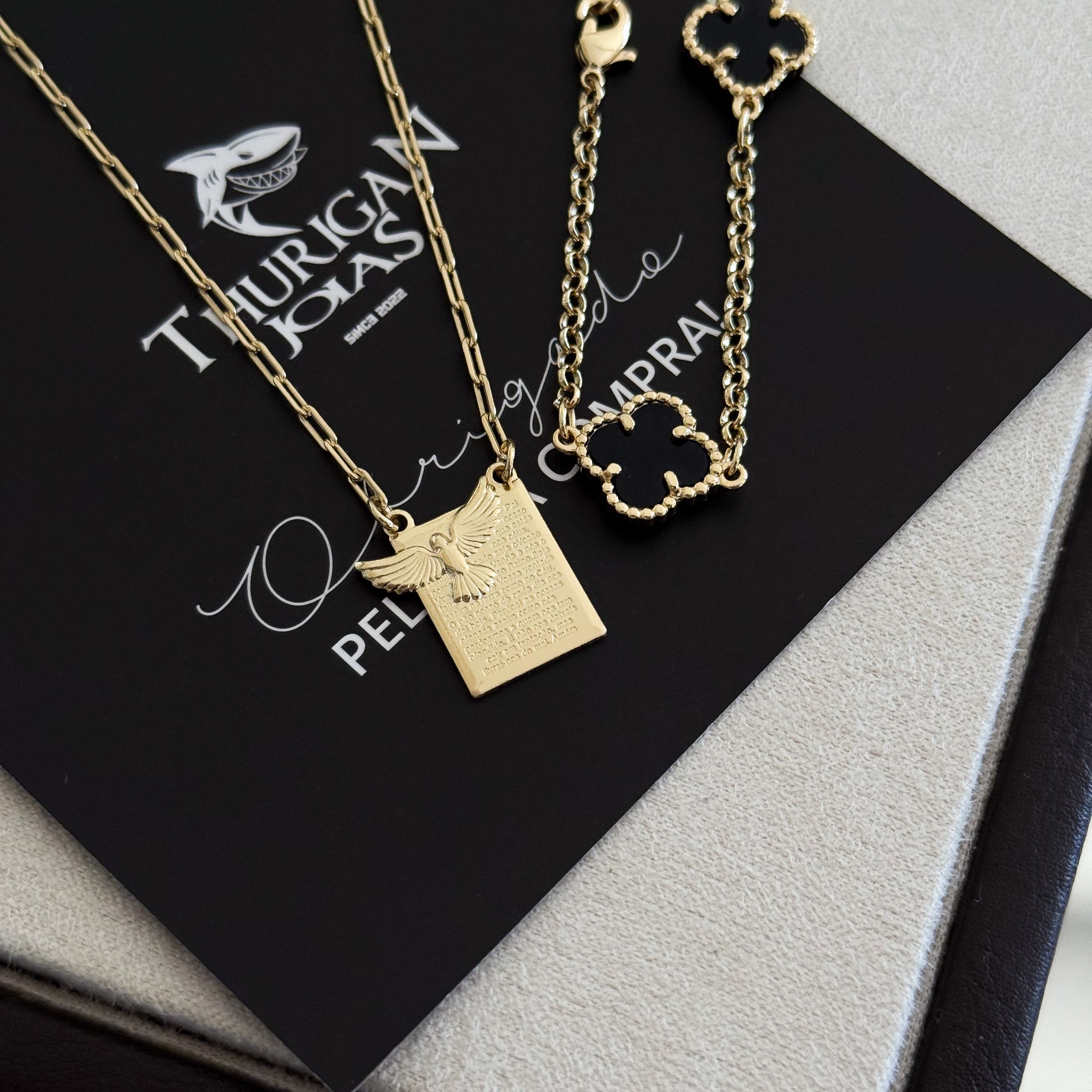 Kit Escapulário Espírito Santo Oração Pai Nosso e Pulseira Trevo Onix Banhado A Ouro 18k