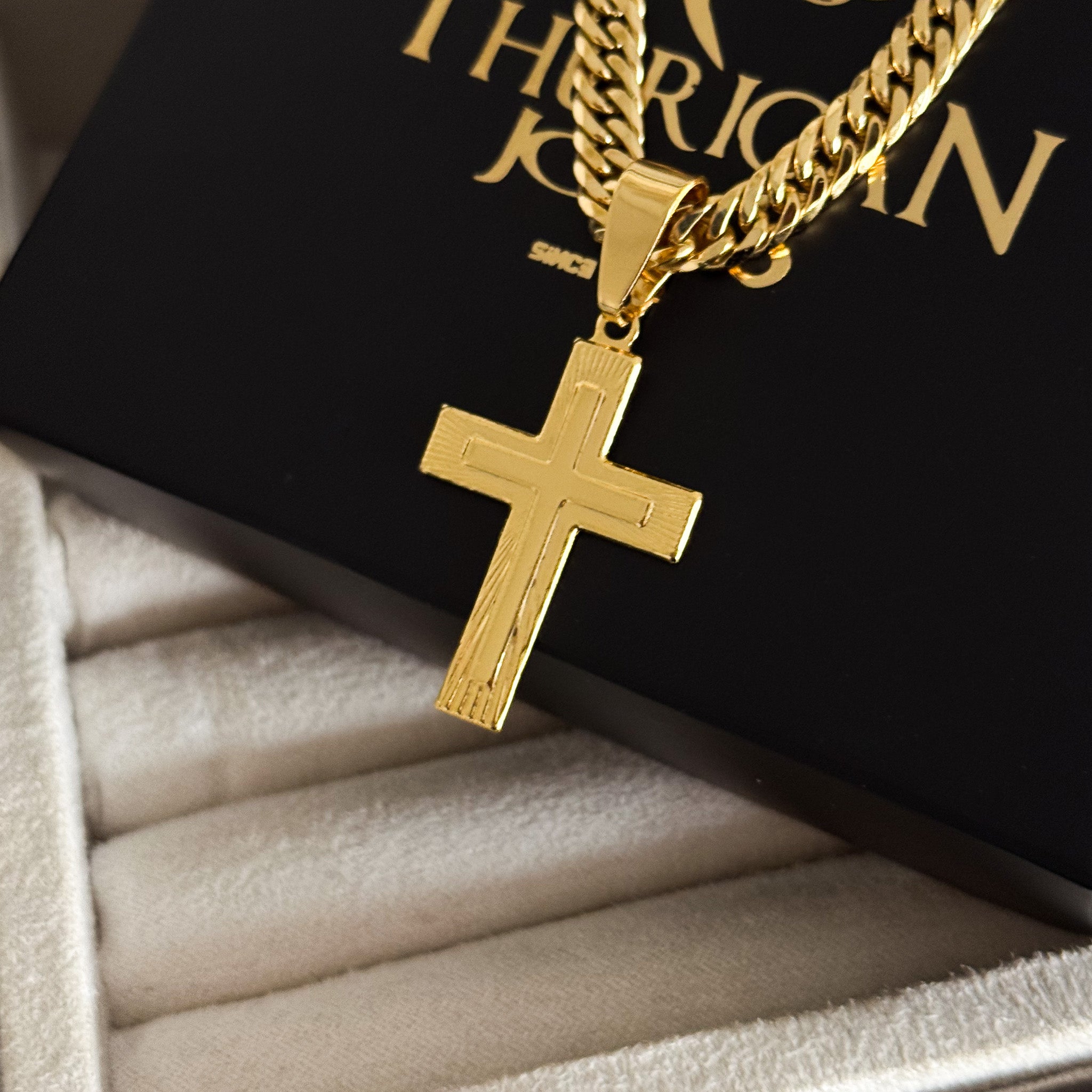 Colar Crucifixo Em Alto Relevo - Corrente Lacraia Banhado A Ouro 18k
