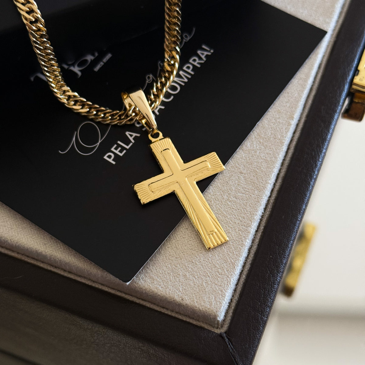 Colar Crucifixo Em Alto Relevo - Corrente Lacraia Banhado A Ouro 18k