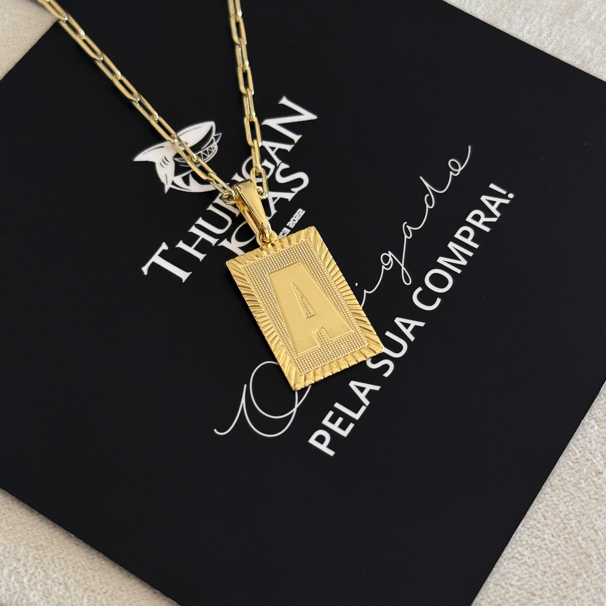 Colar Plaquinha De Letra - Corrente Cadeado Alongado Banhado A Ouro 18k