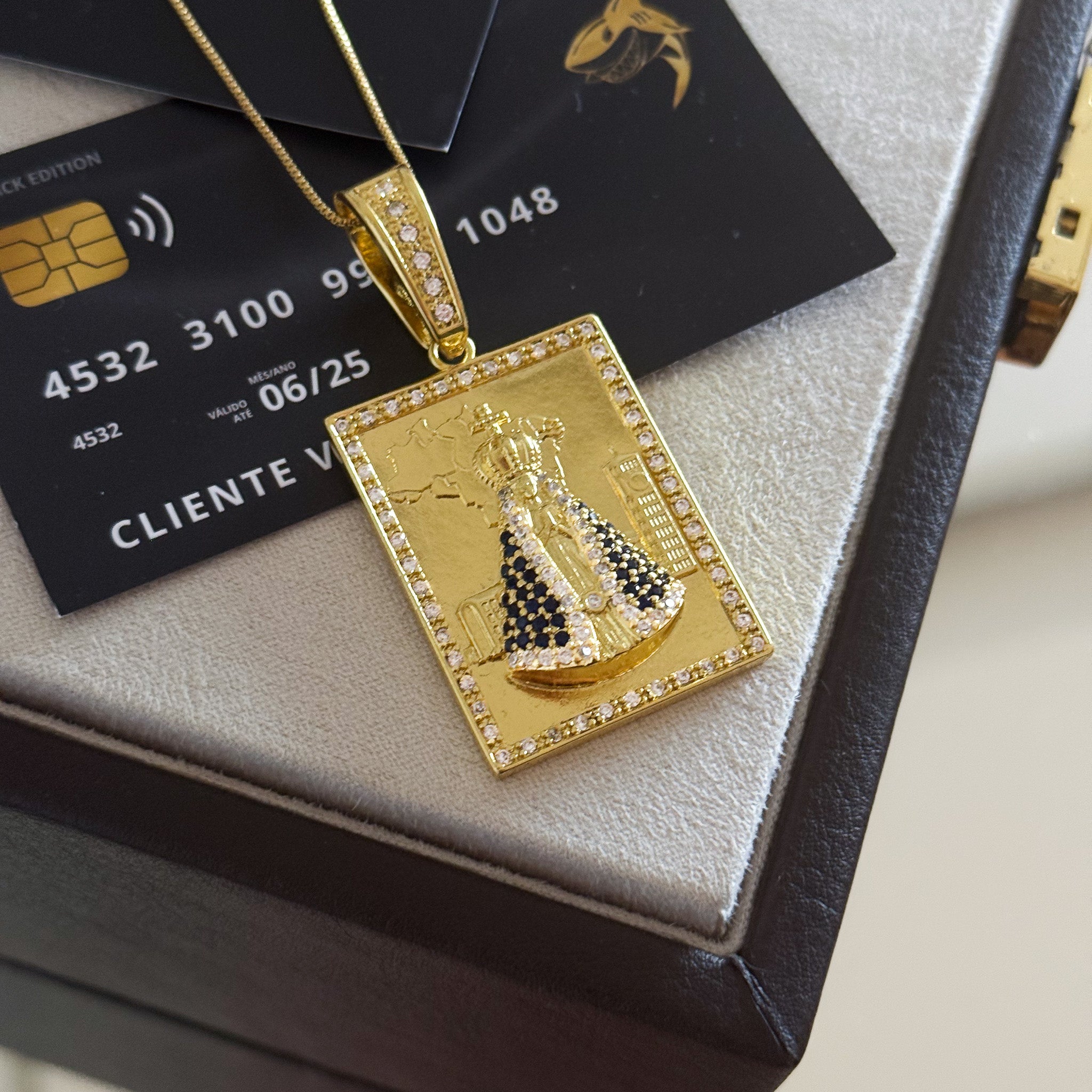 Pingente Plaquinha N. Sra. Aparecida Santuário Cravejado P 2x2,5cm Banhado A Ouro 18k