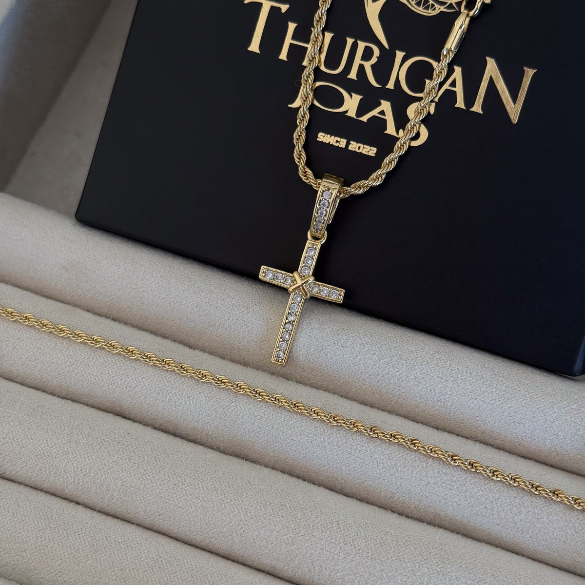Colar Crucifixo Amarrado Cravejado - Corrente e Pulseira Baiana Banhado A Ouro 18k