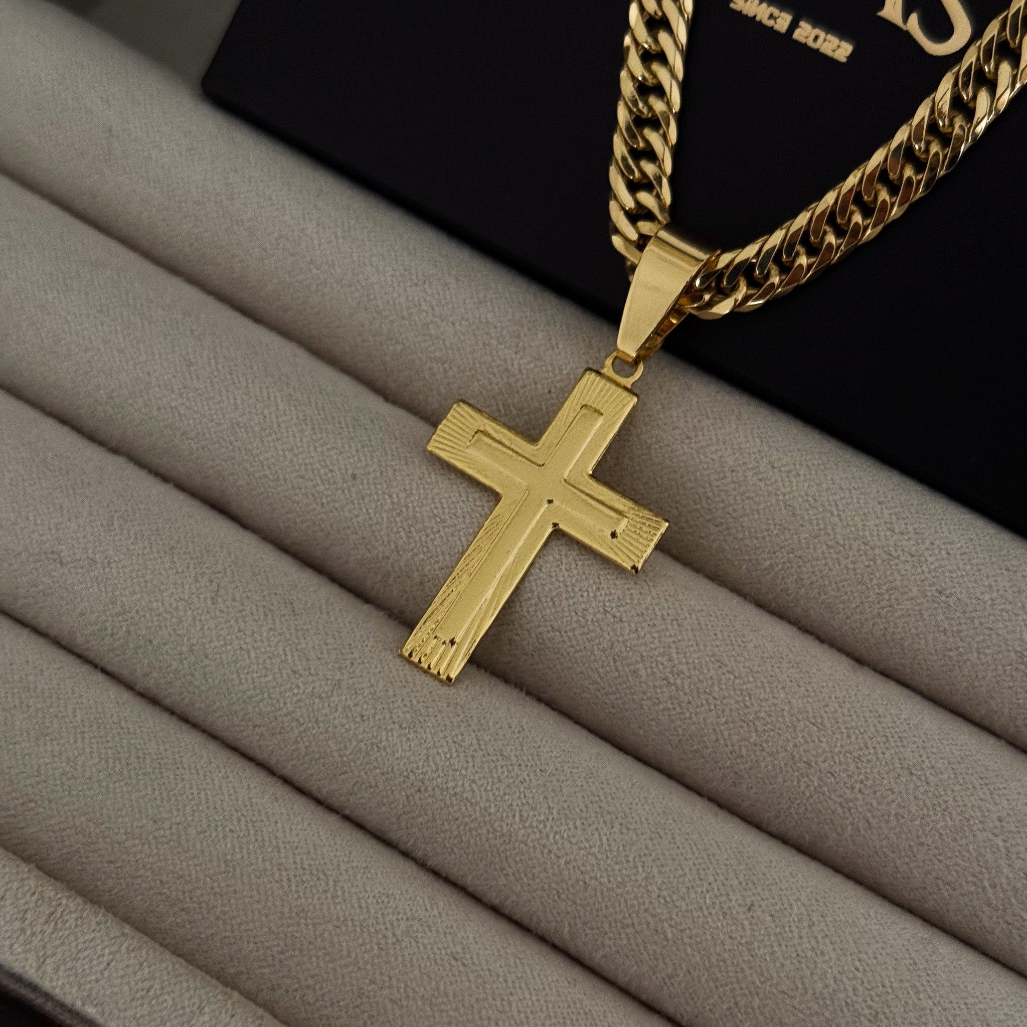 Colar Crucifixo Em Alto Relevo - Corrente Lacraia Banhado A Ouro 18k