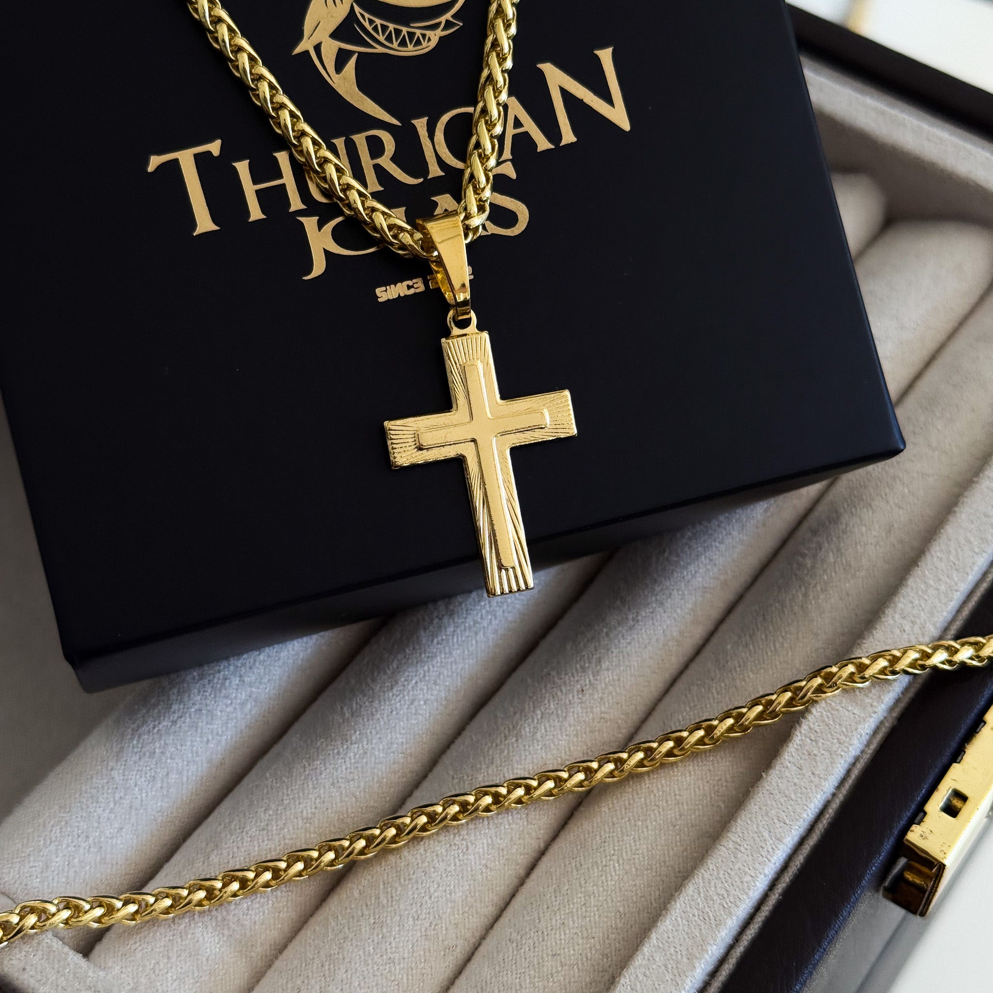 Colar Crucifixo Em Alto Relevo - Corrente e Pulseira Palmeira Banhado A Ouro 18k