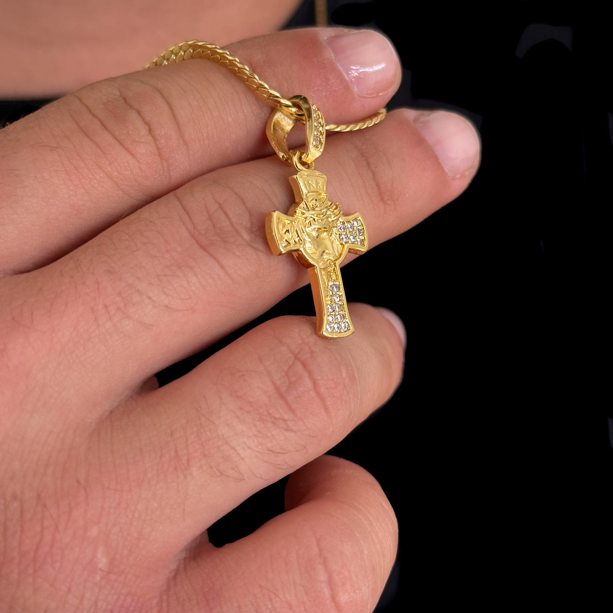 Colar Crucifixo Face De Cristo Detalhado Cravejado P - Corrente e Pulseira Grumet Flat Banhado A Ouro 18k