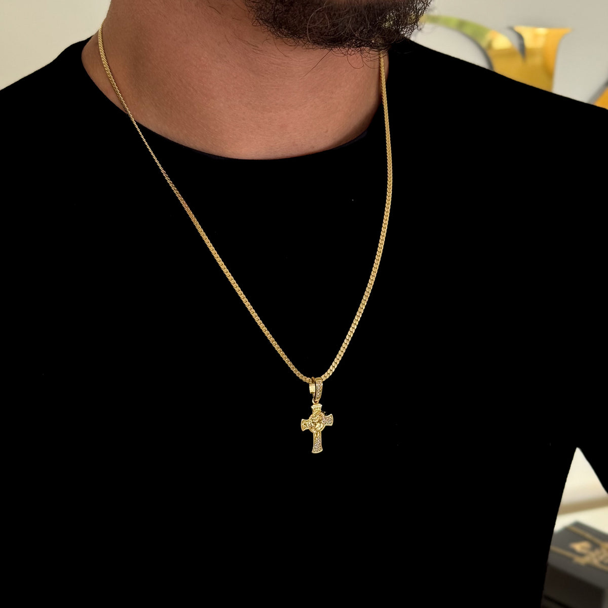 Colar Crucifixo Face De Cristo Detalhado Cravejado P - Corrente e Pulseira Grumet Flat Banhado A Ouro 18k