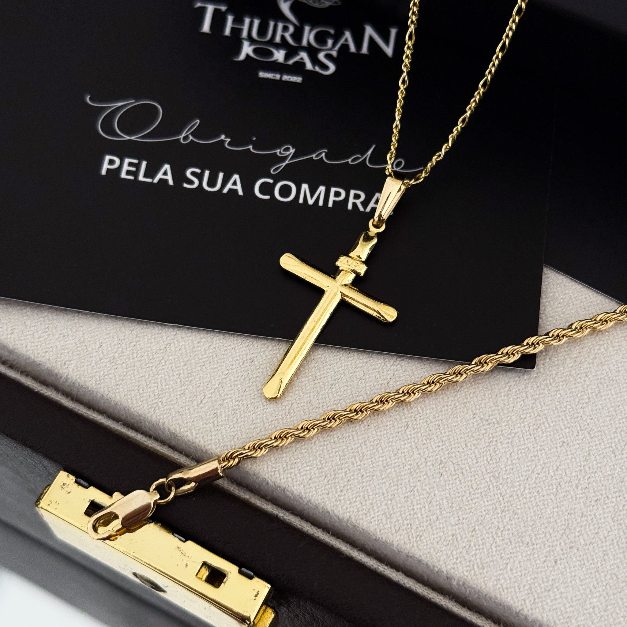 Colar Crucifixo Palito Liso Inri - Corrente 3 Por 1 Fígaro e Pulseira Baiana Banhado A Ouro 18k