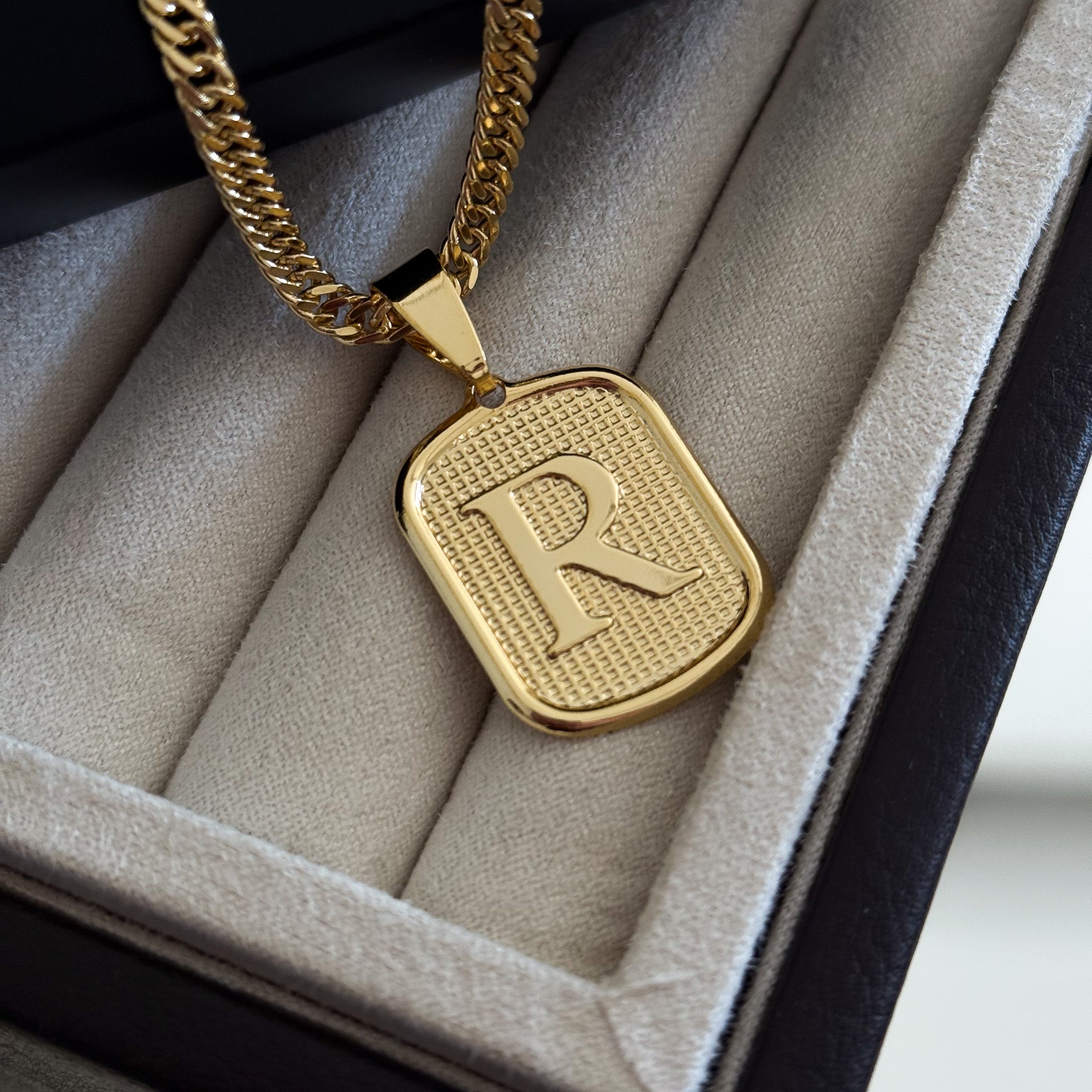 Colar Plaquinha De Letra - Corrente Lacraia 4mm Banhado A Ouro 18k