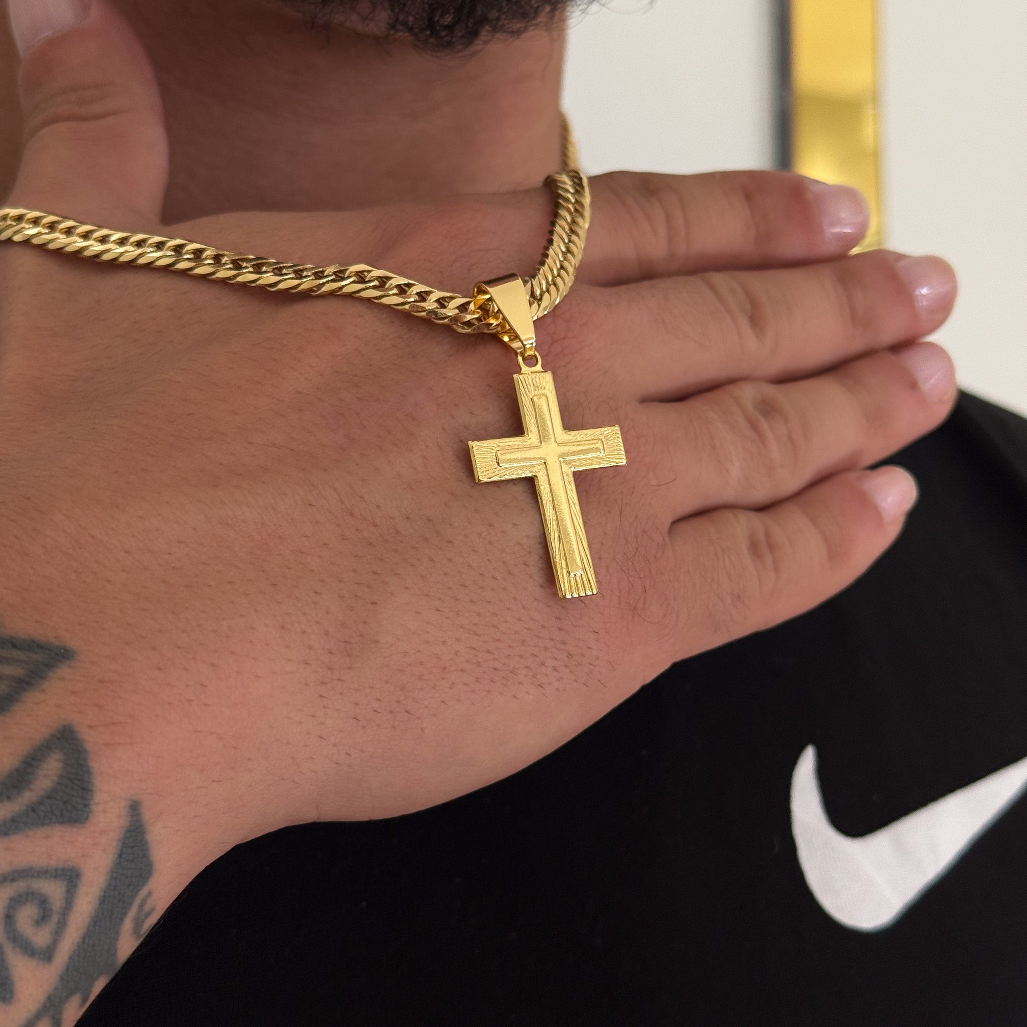 Colar Crucifixo Em Alto Relevo - Corrente Lacraia Banhado A Ouro 18k