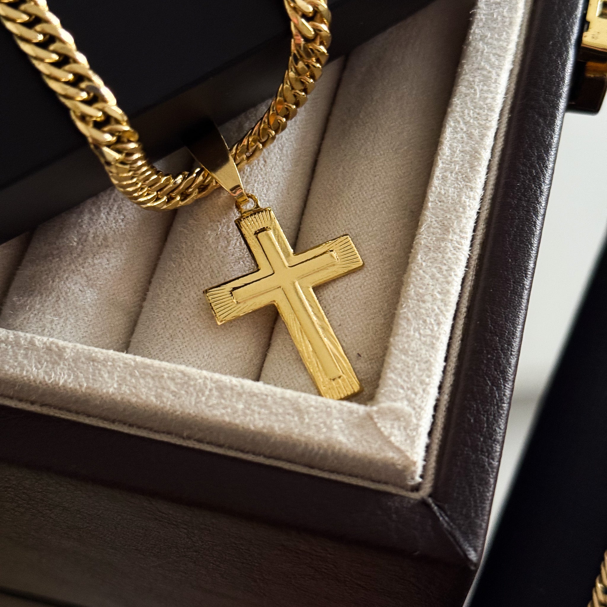 Colar Crucifixo Em Alto Relevo - Corrente Lacraia Banhado A Ouro 18k
