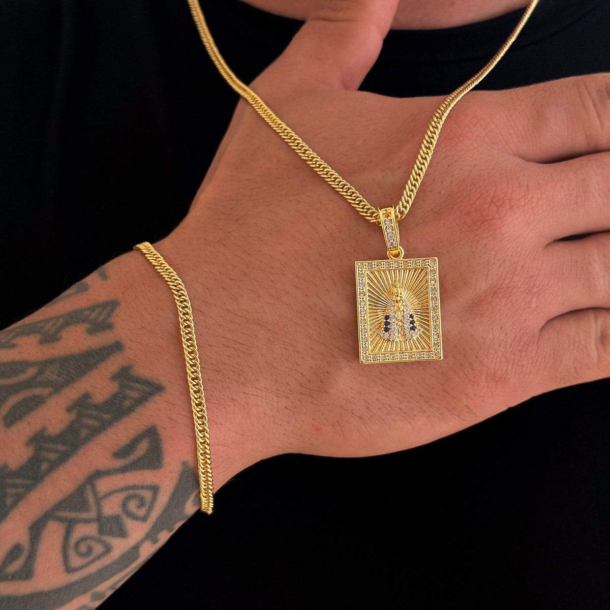 Colar Plaquinha N. Sra. Aparecida Detalhado Cravejado P - Corrente e Pulseira Lacraia Banhado A Ouro 18k
