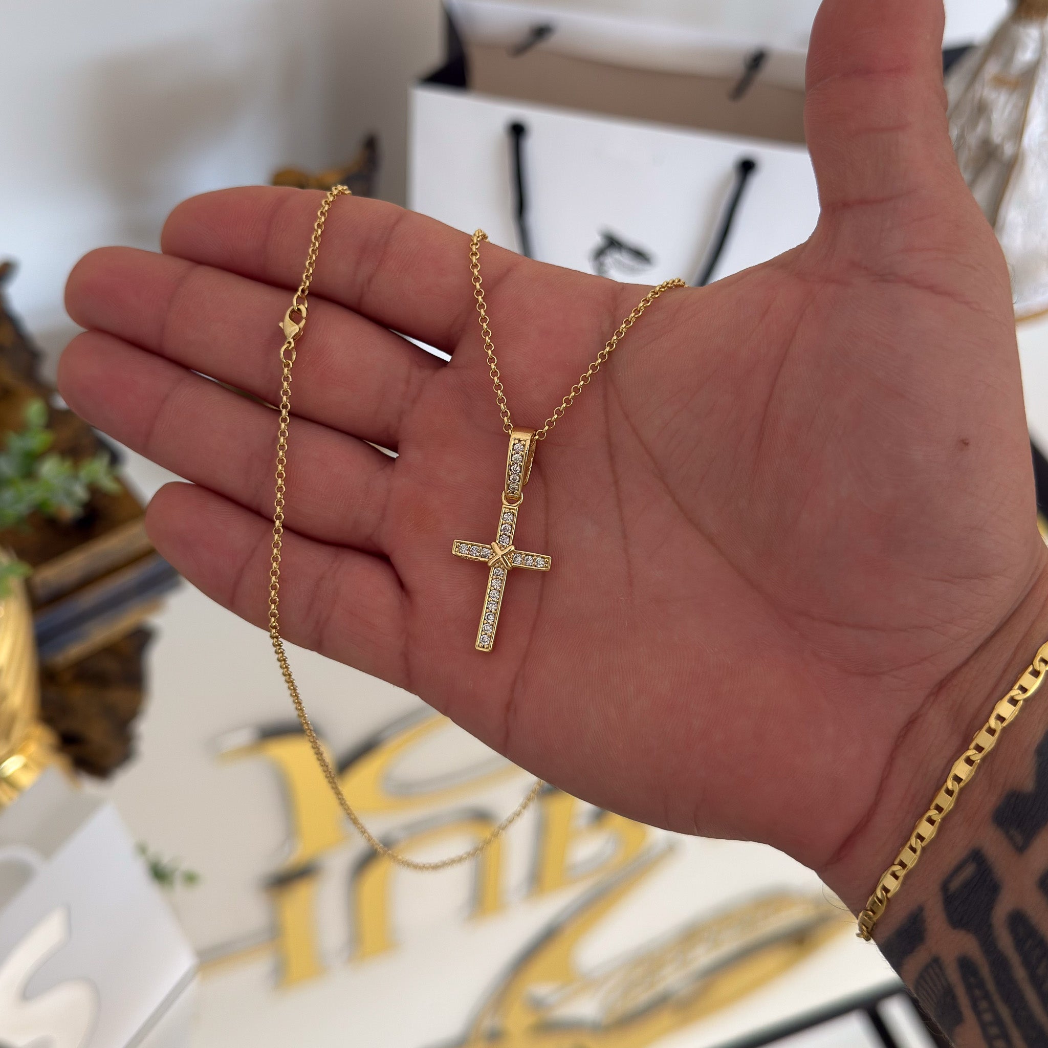 Colar Crucifixo Amarrado Cravejado - Corrente Elo Português e Pulseira Piastrine Banhado A Ouro 18k