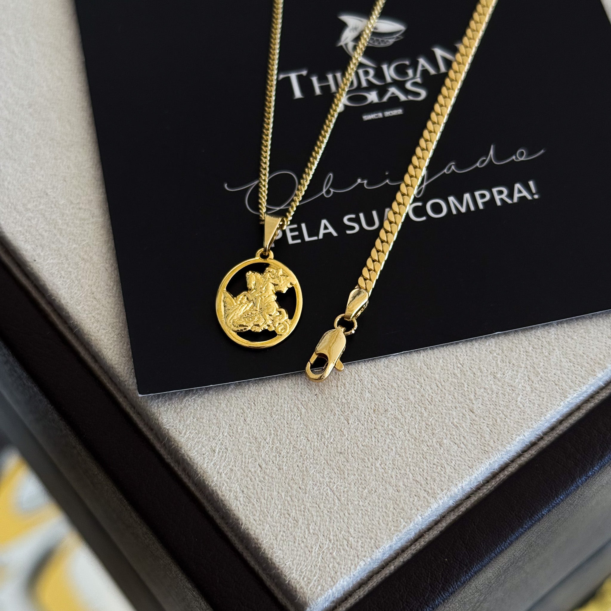 Colar Plaquinha Oval São Jorge Vazado - Corrente Grumet e Pulseira Grumet Flat Banhado A Ouro 18k