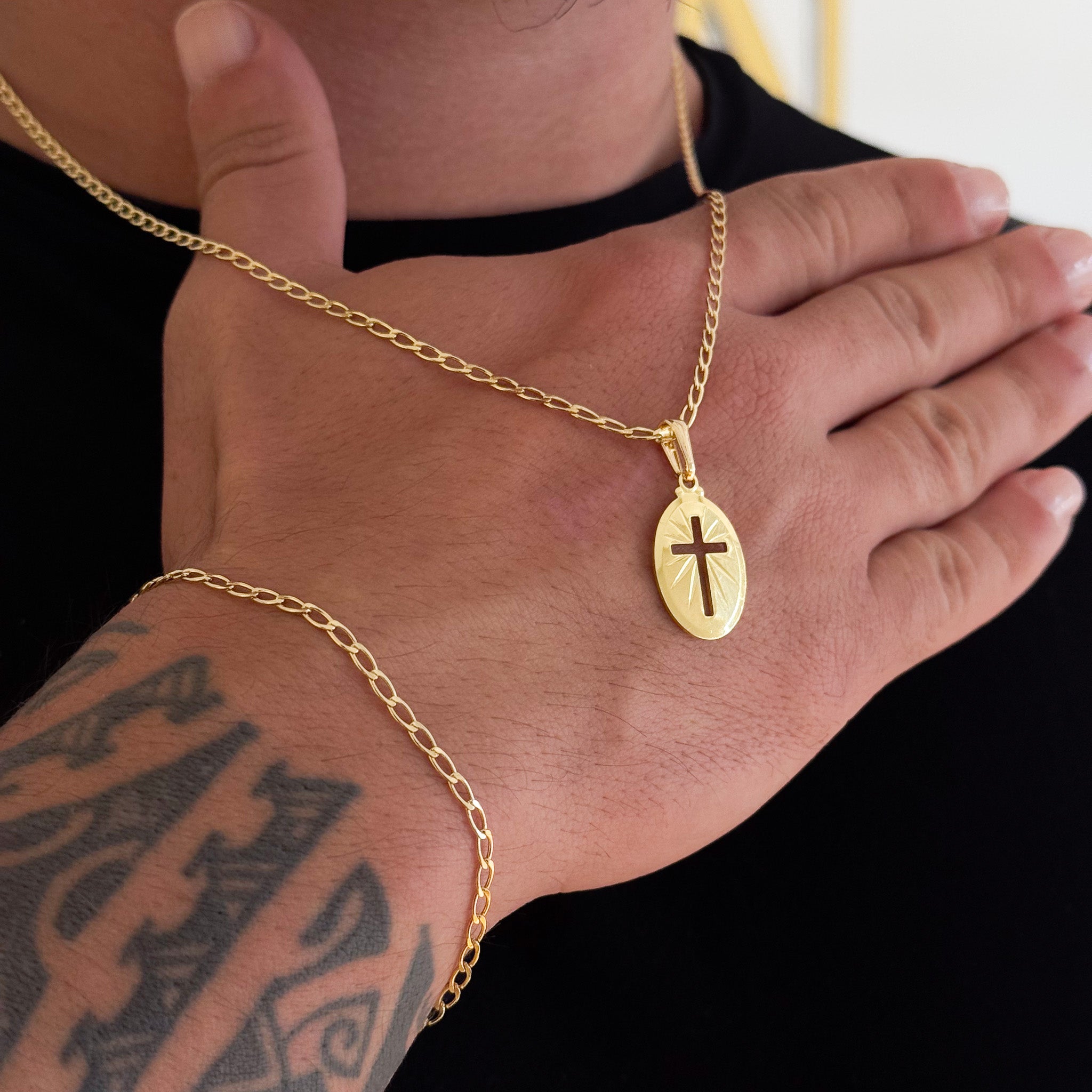 Colar Plaquinha Oval Crucifixo - Corrente e Pulseira Grumet Alongada Banhado A Ouro 18k