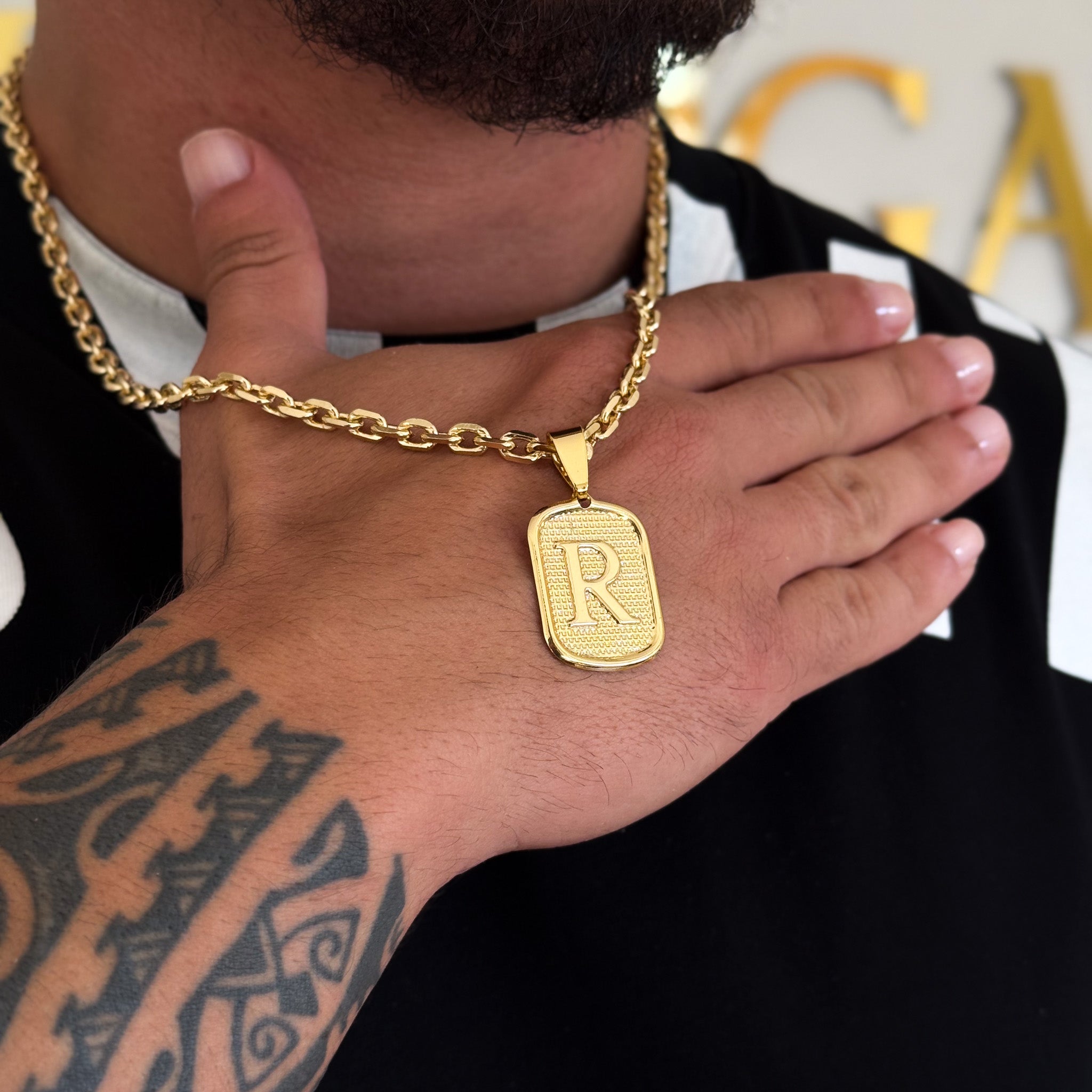 Colar Plaquinha De Letra - Corrente Cadeado Banhado A Ouro 18k