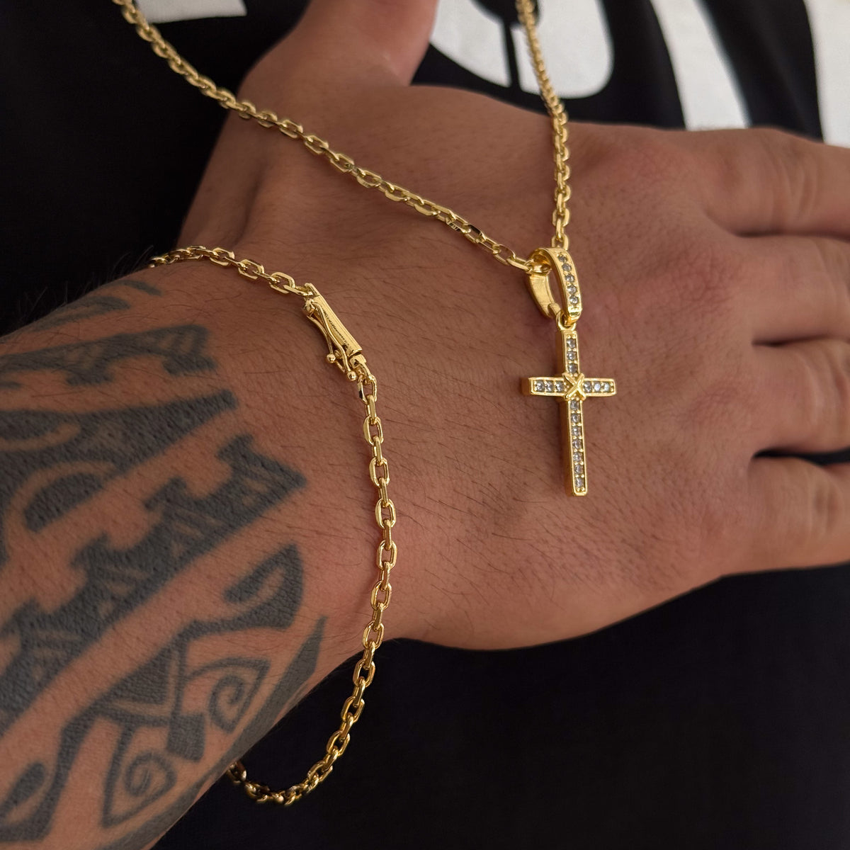 Colar Crucifixo Amarrado Cravejado - Corrente e Pulseira Cadeado 2mm Banhado A Ouro 18k
