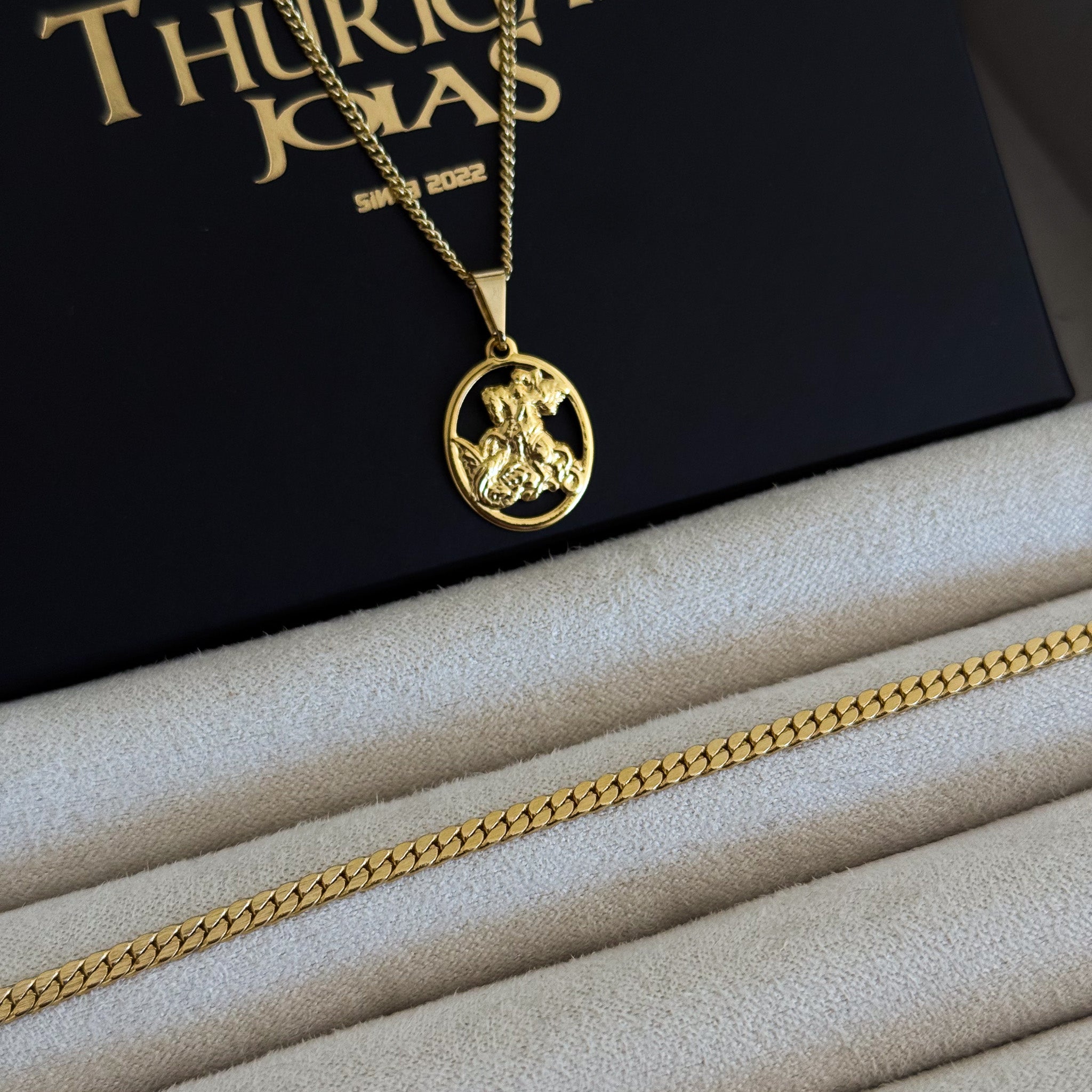 Colar Plaquinha Oval São Jorge Vazado - Corrente Grumet e Pulseira Grumet Flat Banhado A Ouro 18k