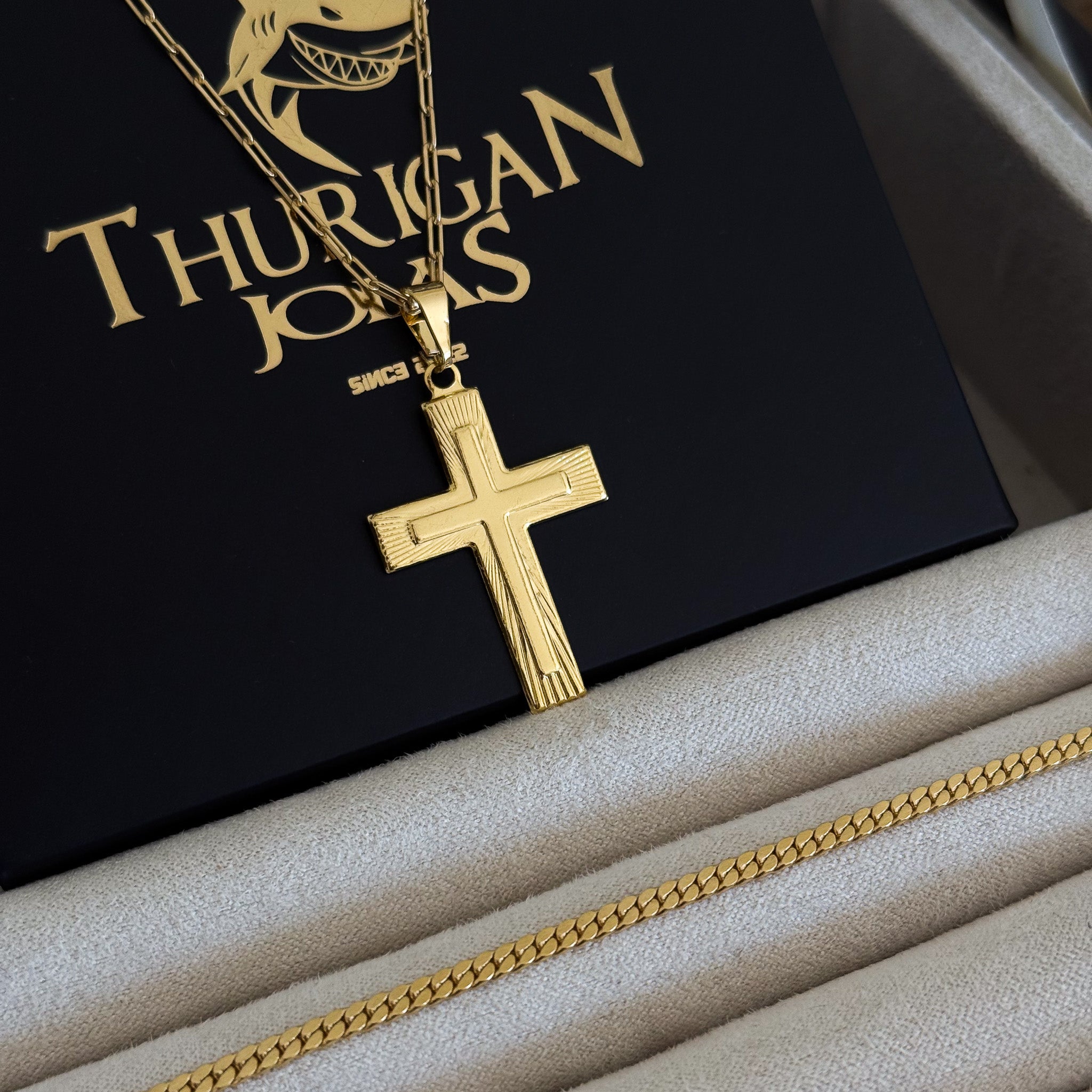 Colar Crucifixo Em Alto Relevo - Corrente Cadeado Alongado e Pulseira Grumet Flat Banhado A Ouro 18k