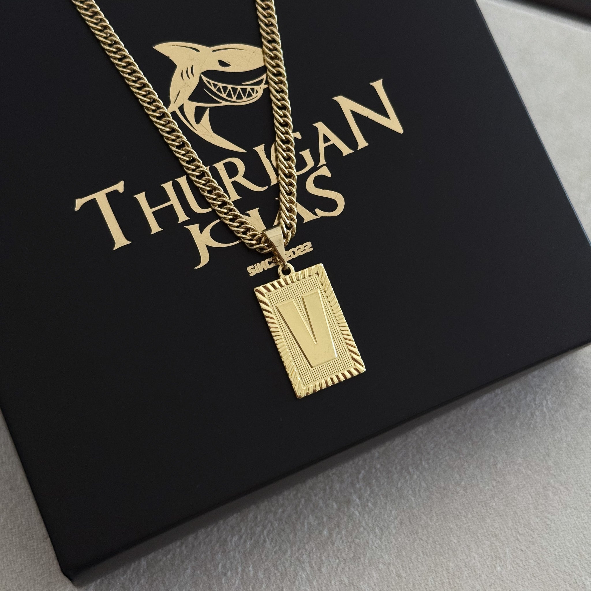 Colar Plaquinha De Letra - Corrente Lacraia 3mm Banhado A Ouro 18k