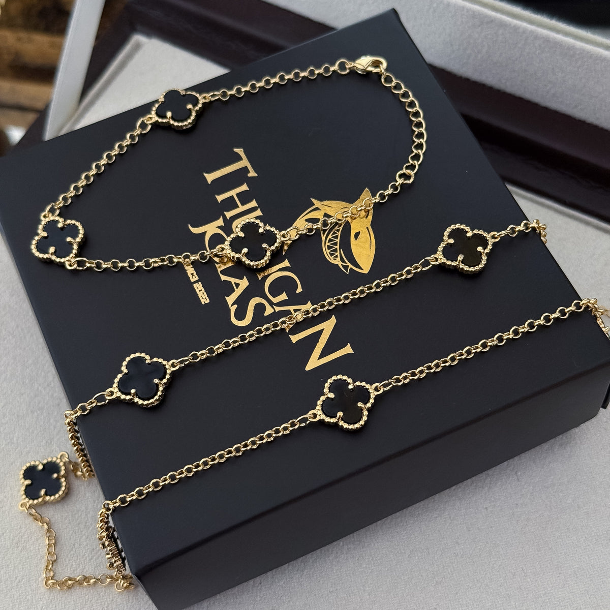 Kit Corrente e Pulseira Elo Português 2mm Trevo Ônix Banhado A Ouro 18k