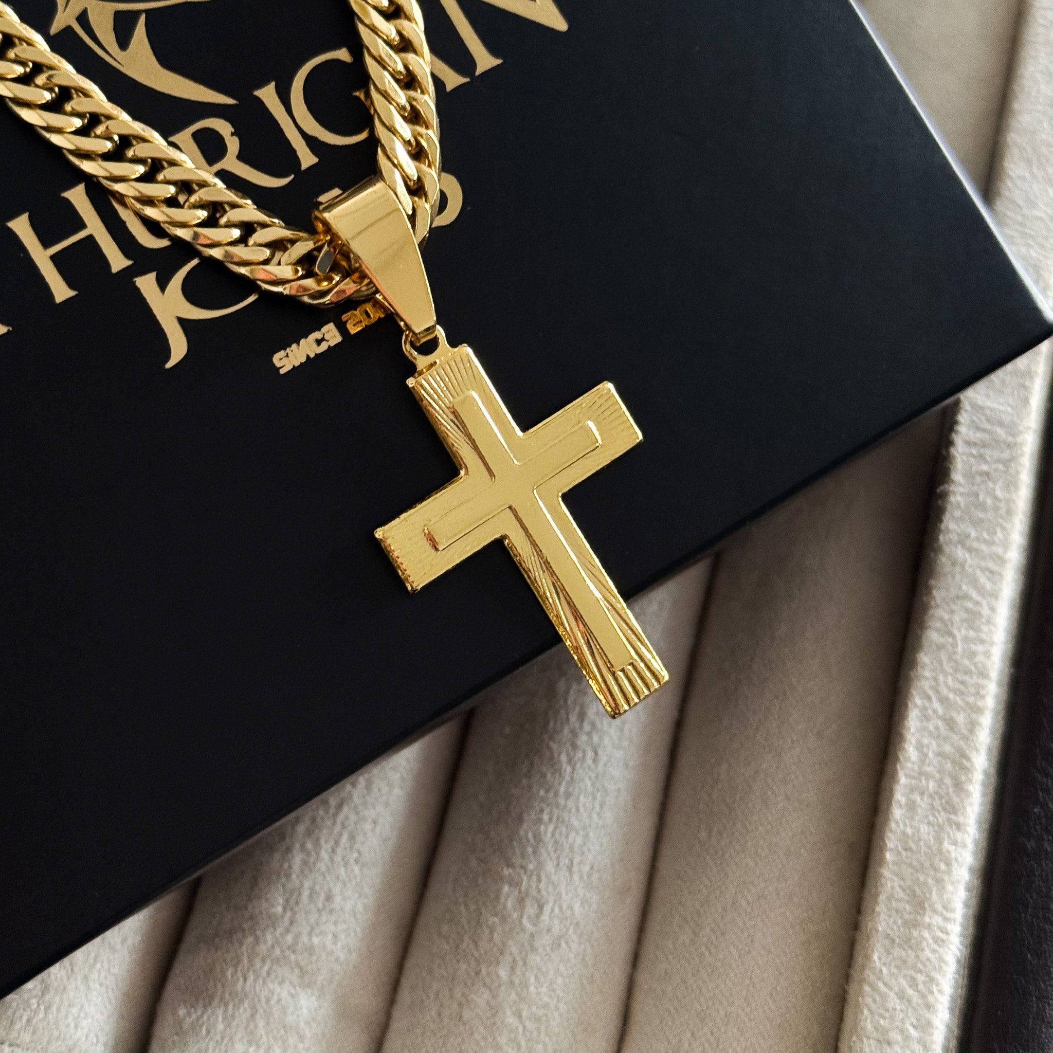 Colar Crucifixo Em Alto Relevo - Corrente Lacraia Banhado A Ouro 18k