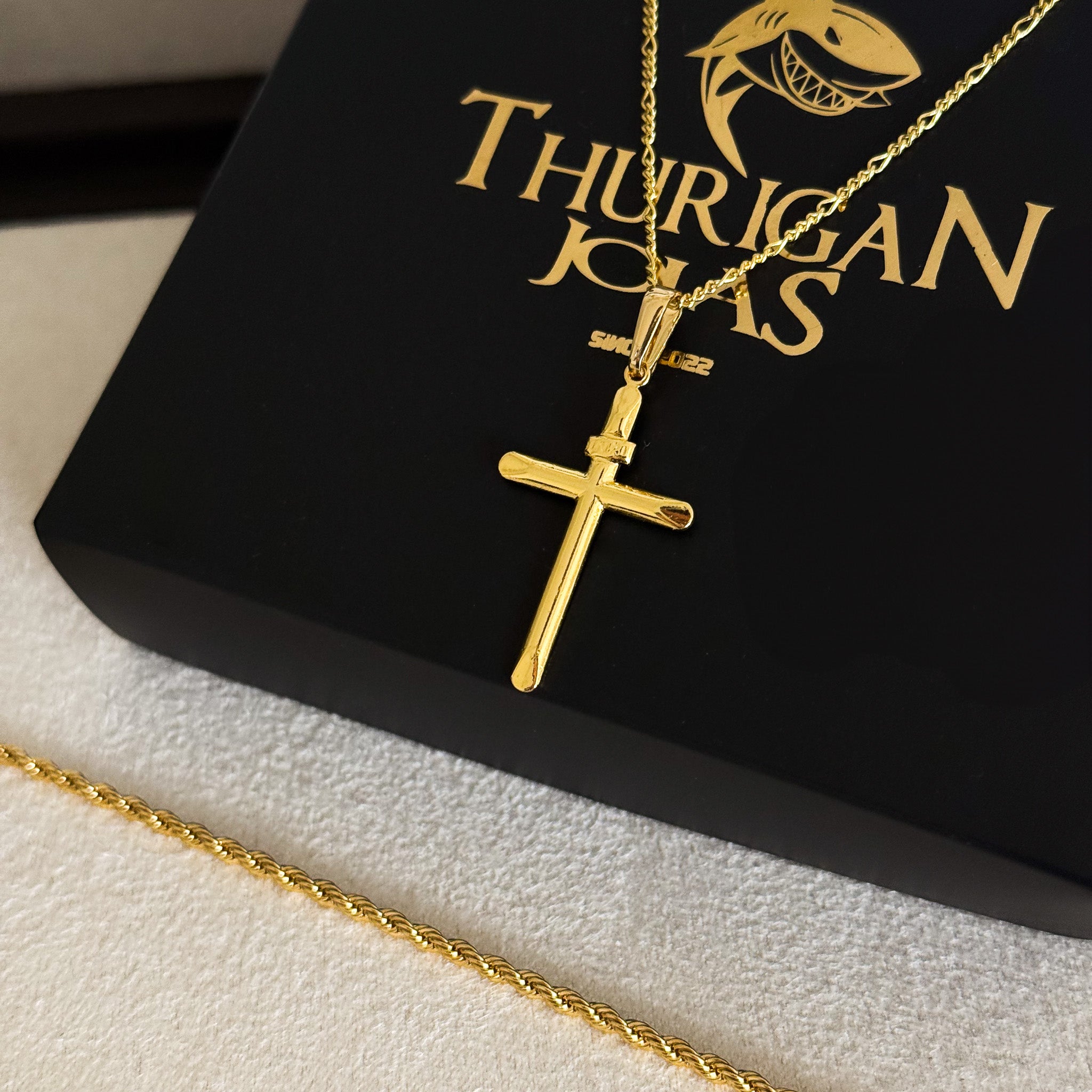 Colar Crucifixo Palito Liso Inri - Corrente 3 Por 1 Fígaro e Pulseira Baiana Banhado A Ouro 18k