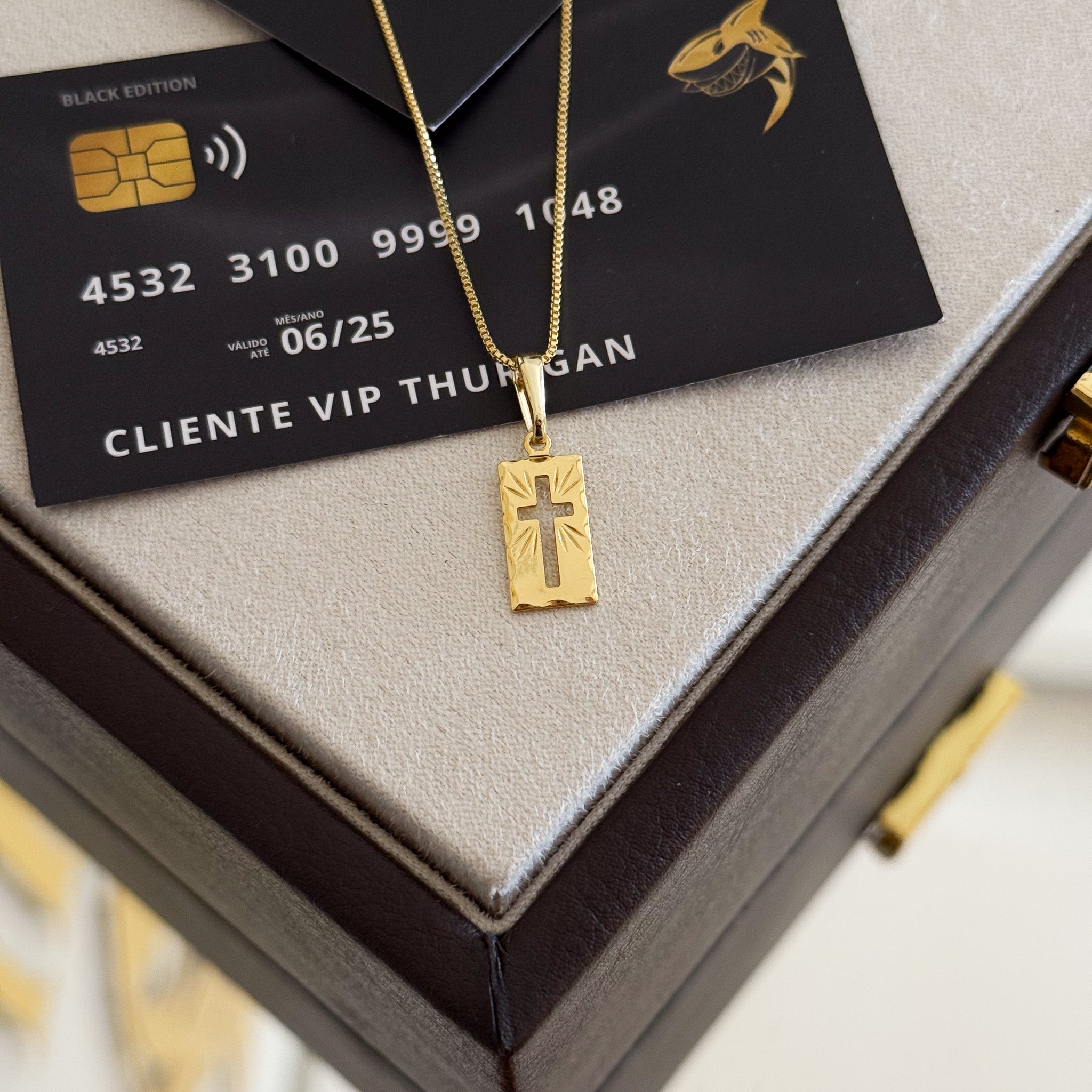 Pingente Plaquinha Crucifixo Vazado 2x1cm Banhado A Ouro 18k