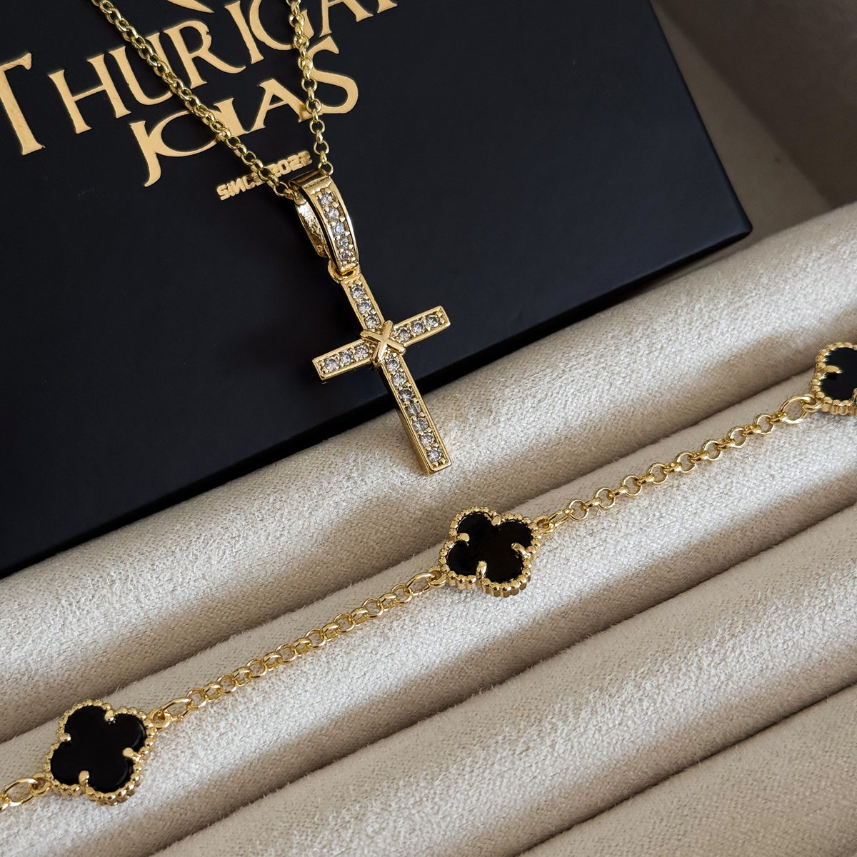 Colar Crucifixo Amarrado - Corrente Elo Português e Pulseira Elo Português Trevo Ônix Banhado A Ouro 18k