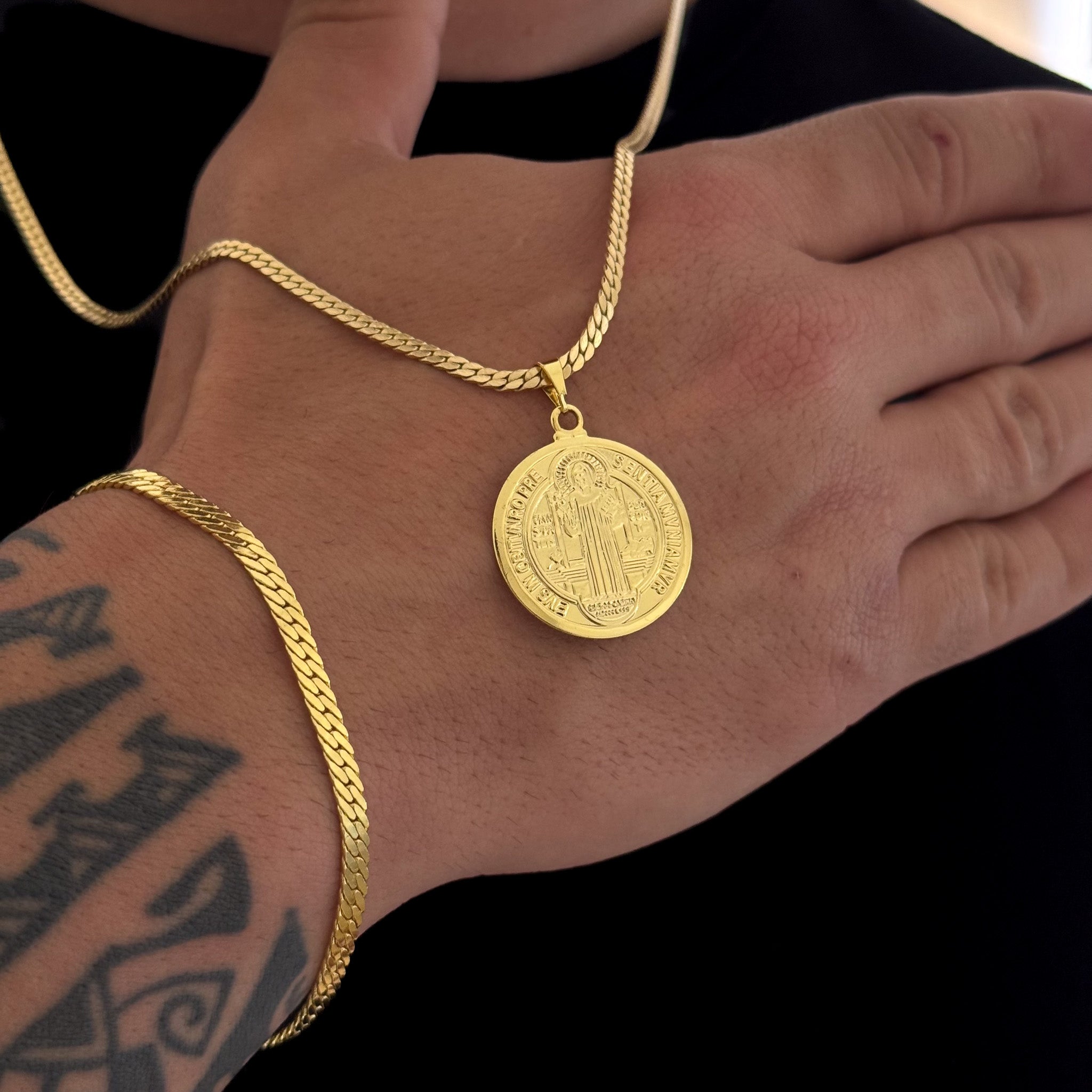 Colar Medalha De São Bento - Corrente e Pulseira Grumet Flat Banhado A Ouro 18k