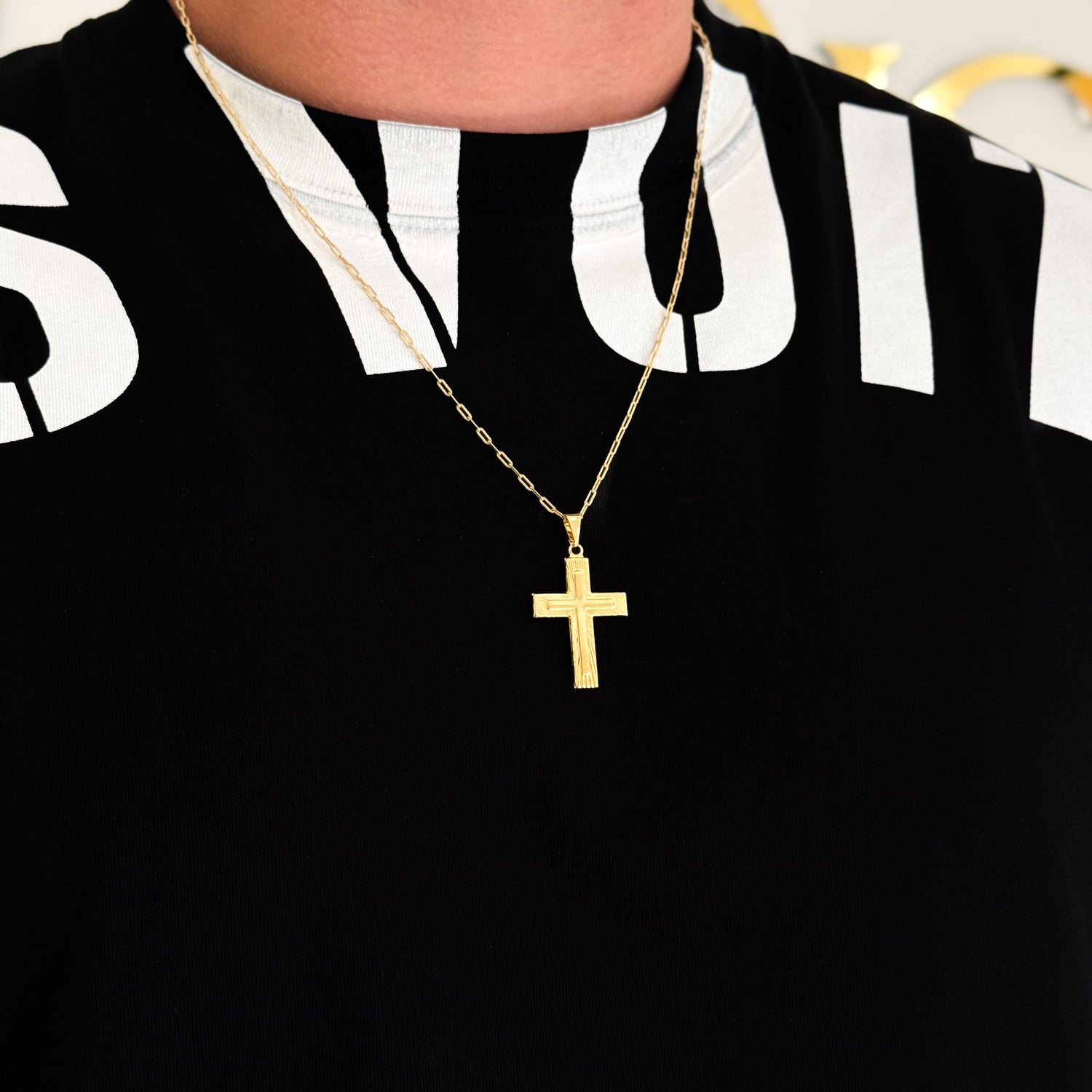 Colar Crucifixo Em Alto Relevo - Corrente Cadeado Alongado e Pulseira Grumet Flat Banhado A Ouro 18k