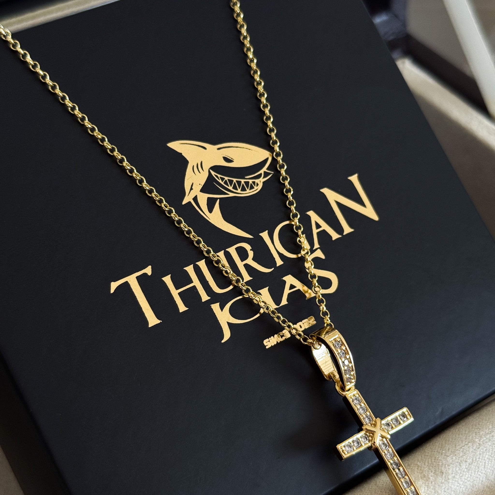 Colar Crucifixo Amarrado - Corrente Elo Português e Pulseira Elo Português Trevo Ônix Banhado A Ouro 18k