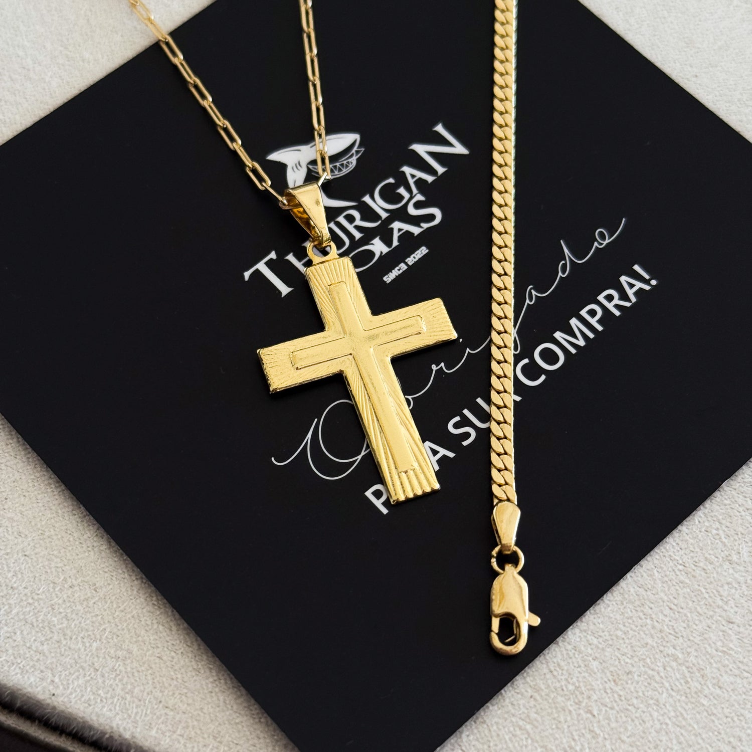 Colar Crucifixo Em Alto Relevo - Corrente Cadeado Alongado e Pulseira Grumet Flat Banhado A Ouro 18k