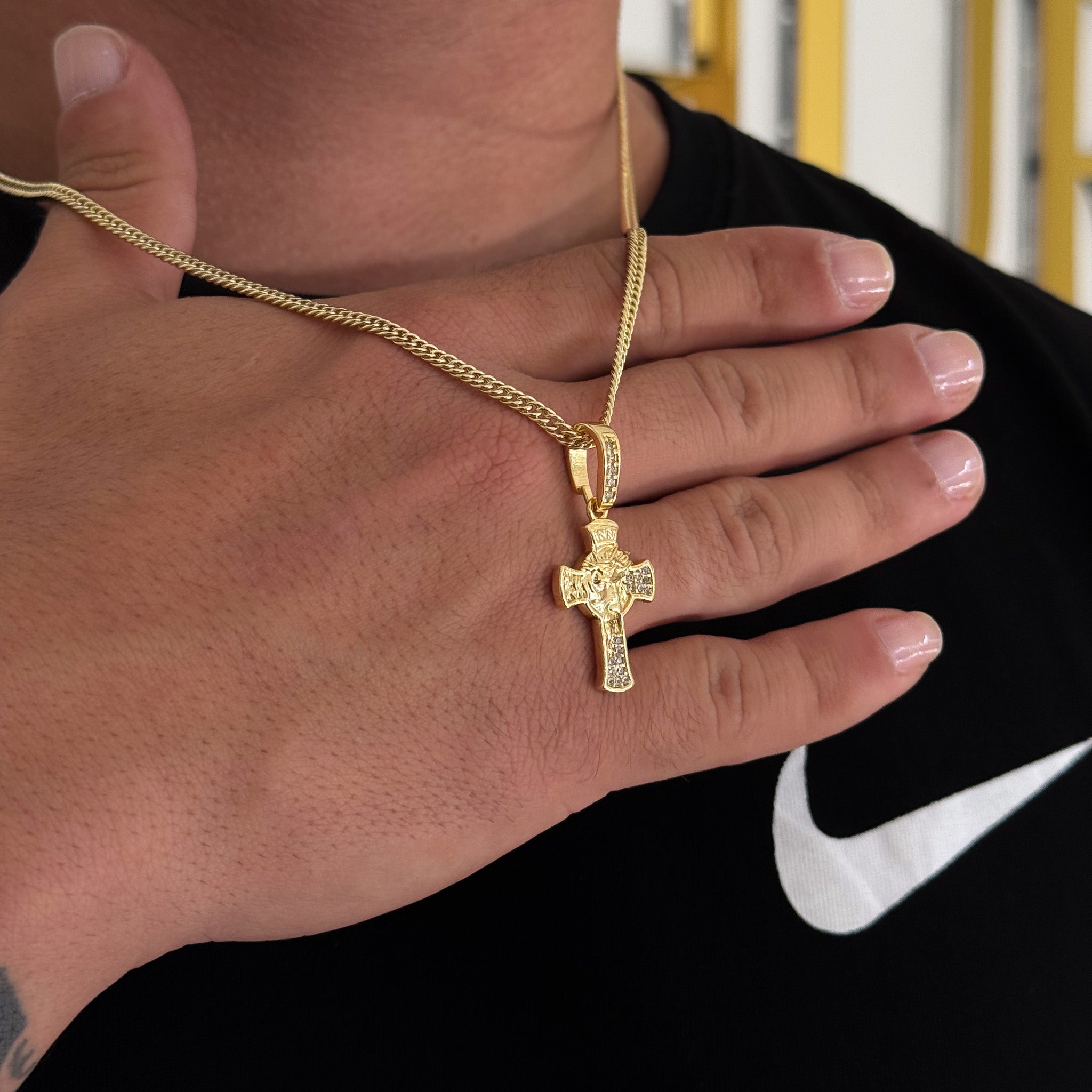 Colar Crucifixo Face De Cristo Detalhado Cravejado P - Corrente Lacraia Banhado A Ouro 18k