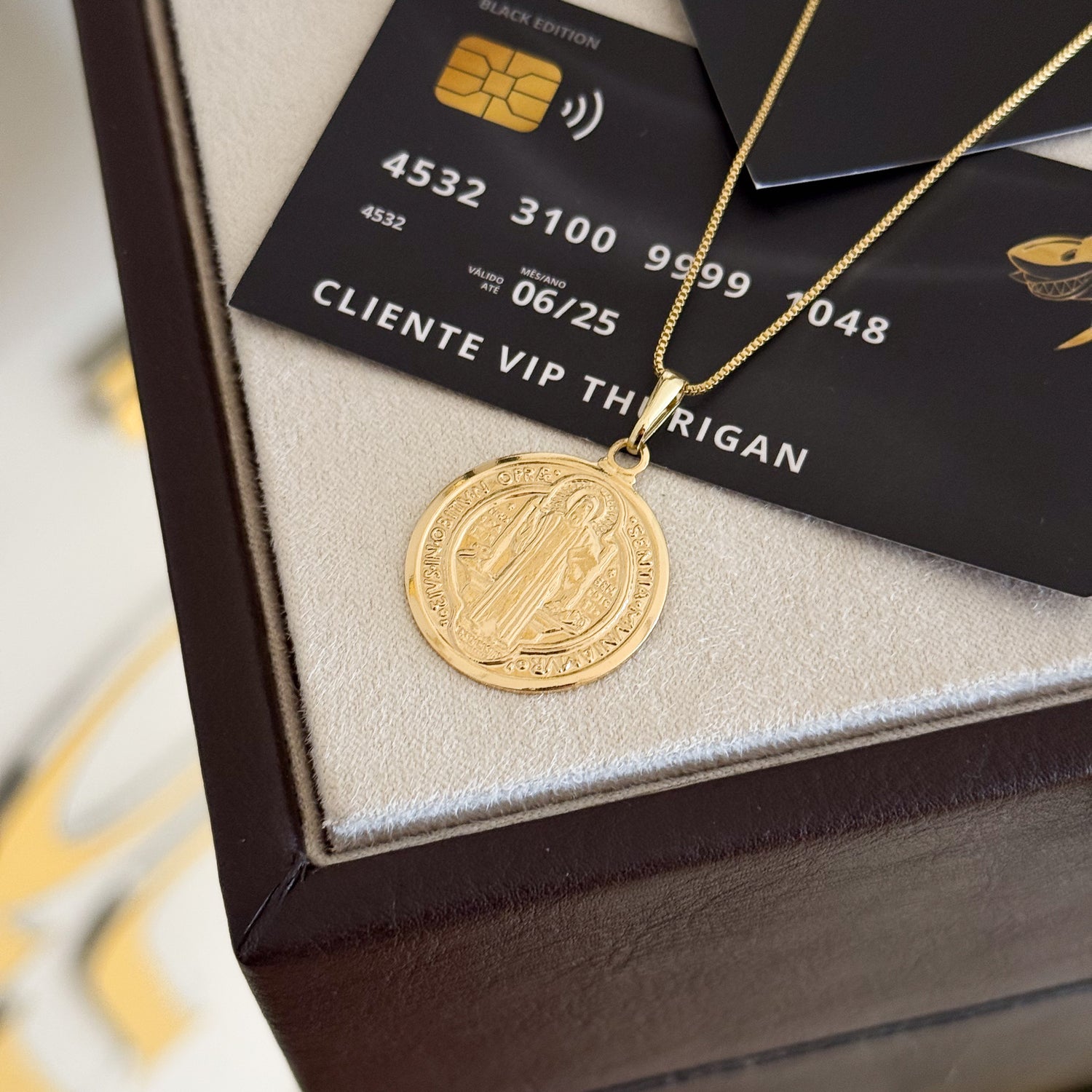 Pingente Medalha De São Bento 2,5x2,5cm Banhado A Ouro 18k