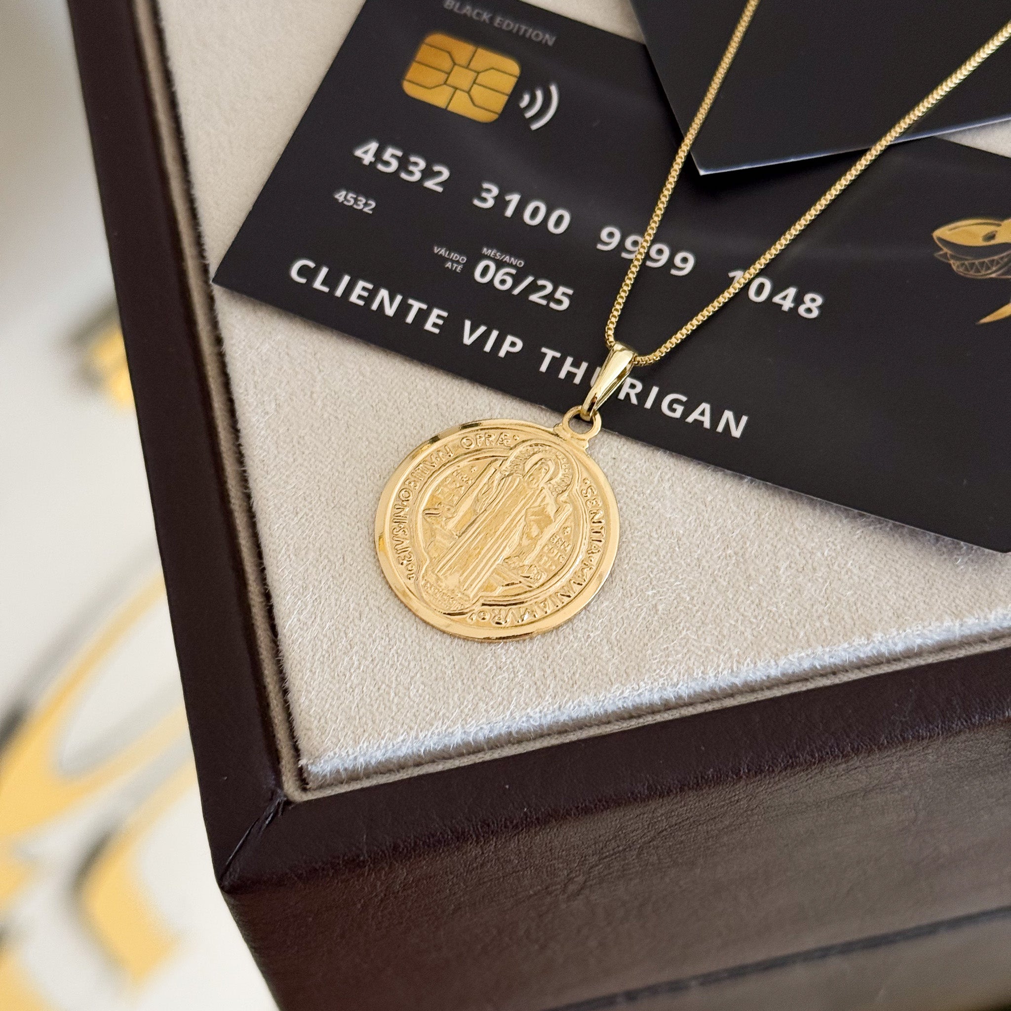 Pingente Medalha De São Bento 2,5x2,5cm Banhado A Ouro 18k
