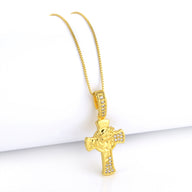 Pingente Crucifixo Face de Cristo Detalhado Cravejado P 2,5x1,5cm Banhado A Ouro 18k