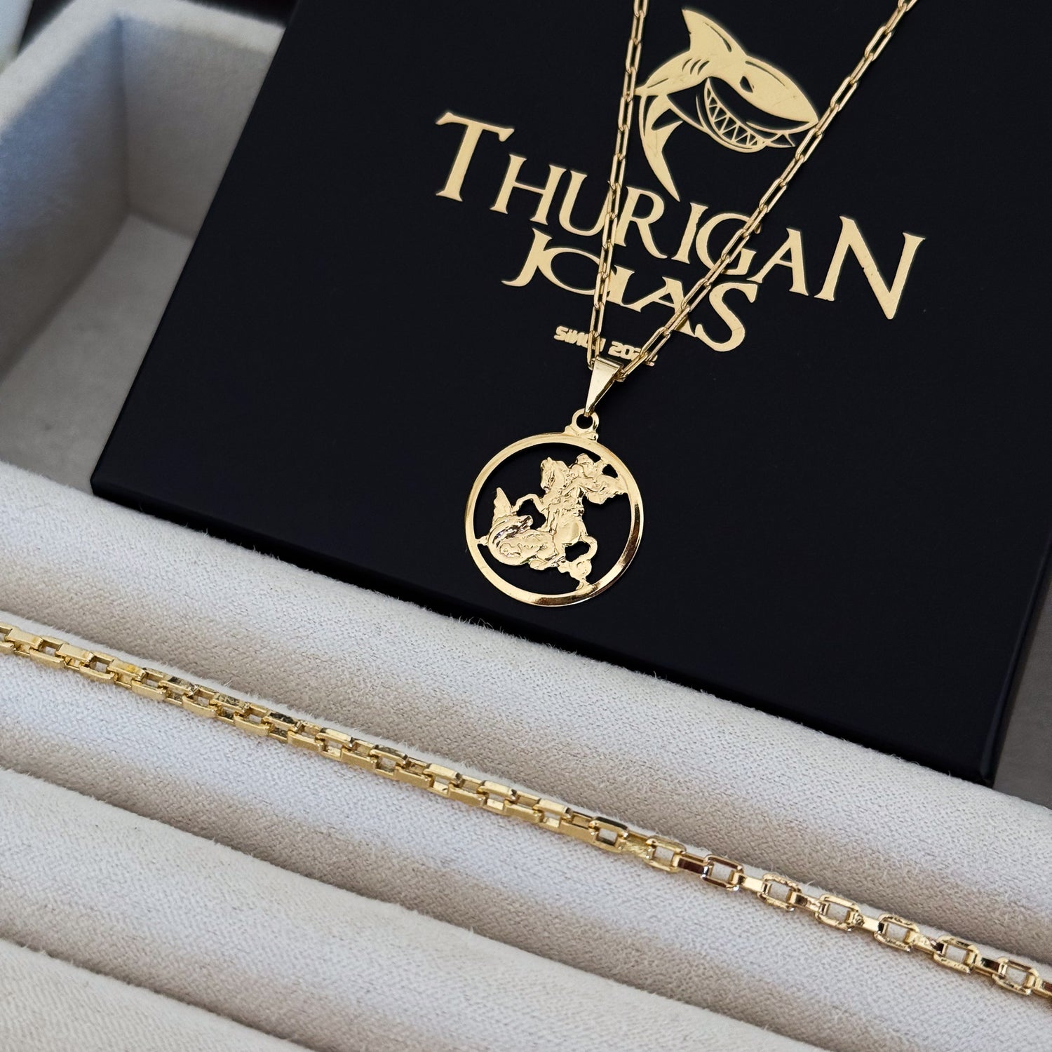 Colar Medalha de São Jorge Vazado - Corrente Cadeado Alongado e Pulseira Veneziana Banhado A Ouro 18k