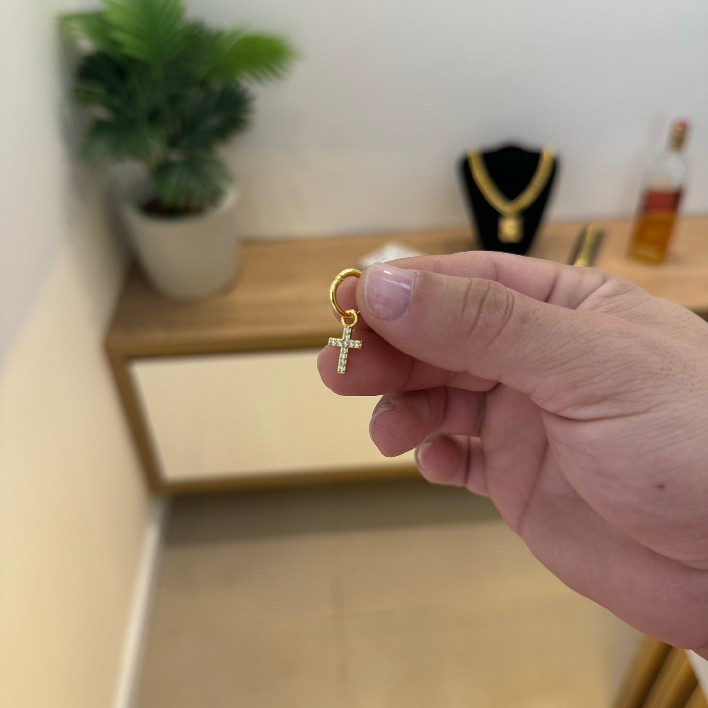 Brinco Argola Com Crucifixo Cravejado Banhado A Ouro 18k