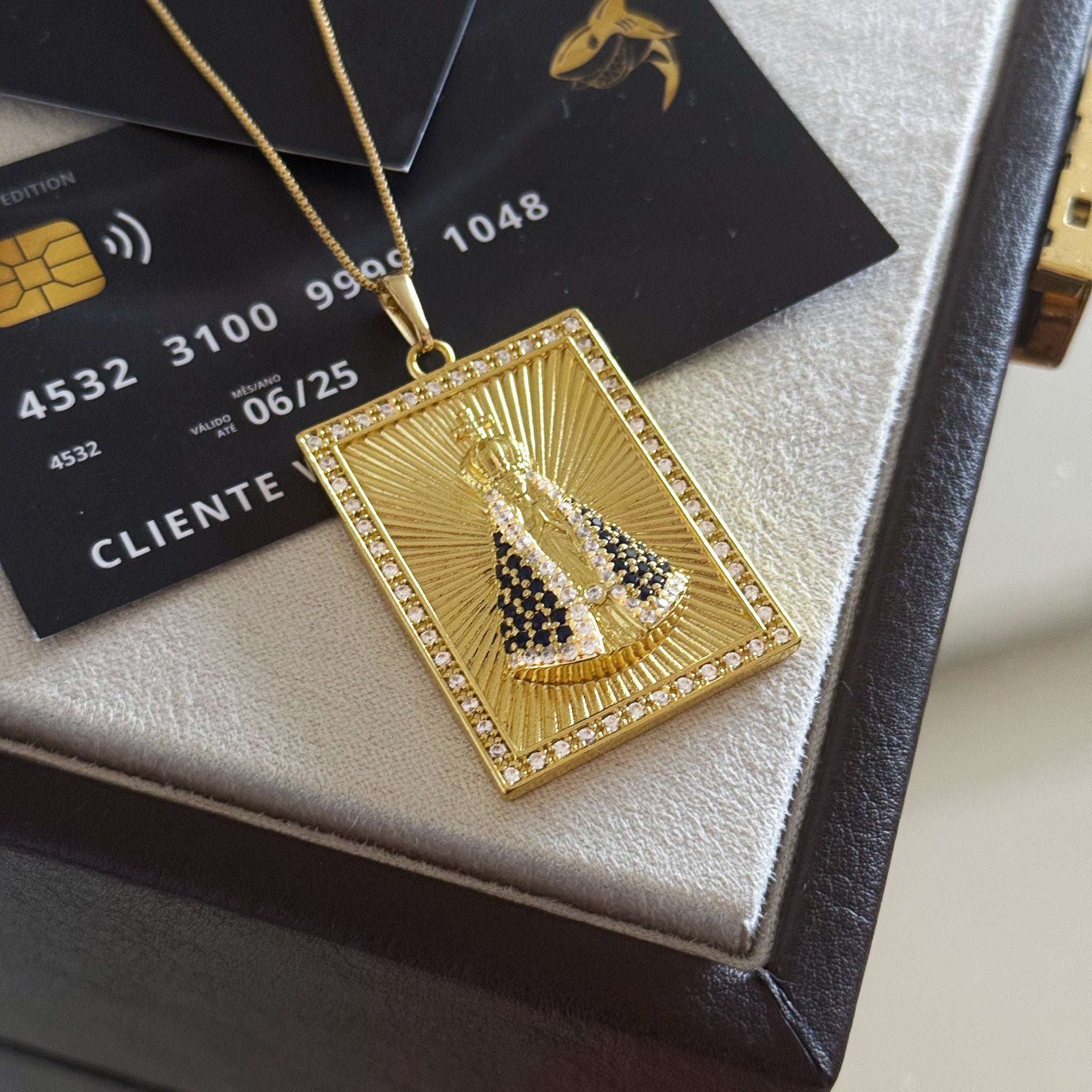 Pingente Plaquinha N. Sra. Aparecida Detalhado Cravejado M 4x3cm Banhado A Ouro 18k