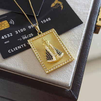 Pingente Plaquinha N. Sra. Aparecida Detalhado Cravejado M 4x3cm Banhado A Ouro 18k