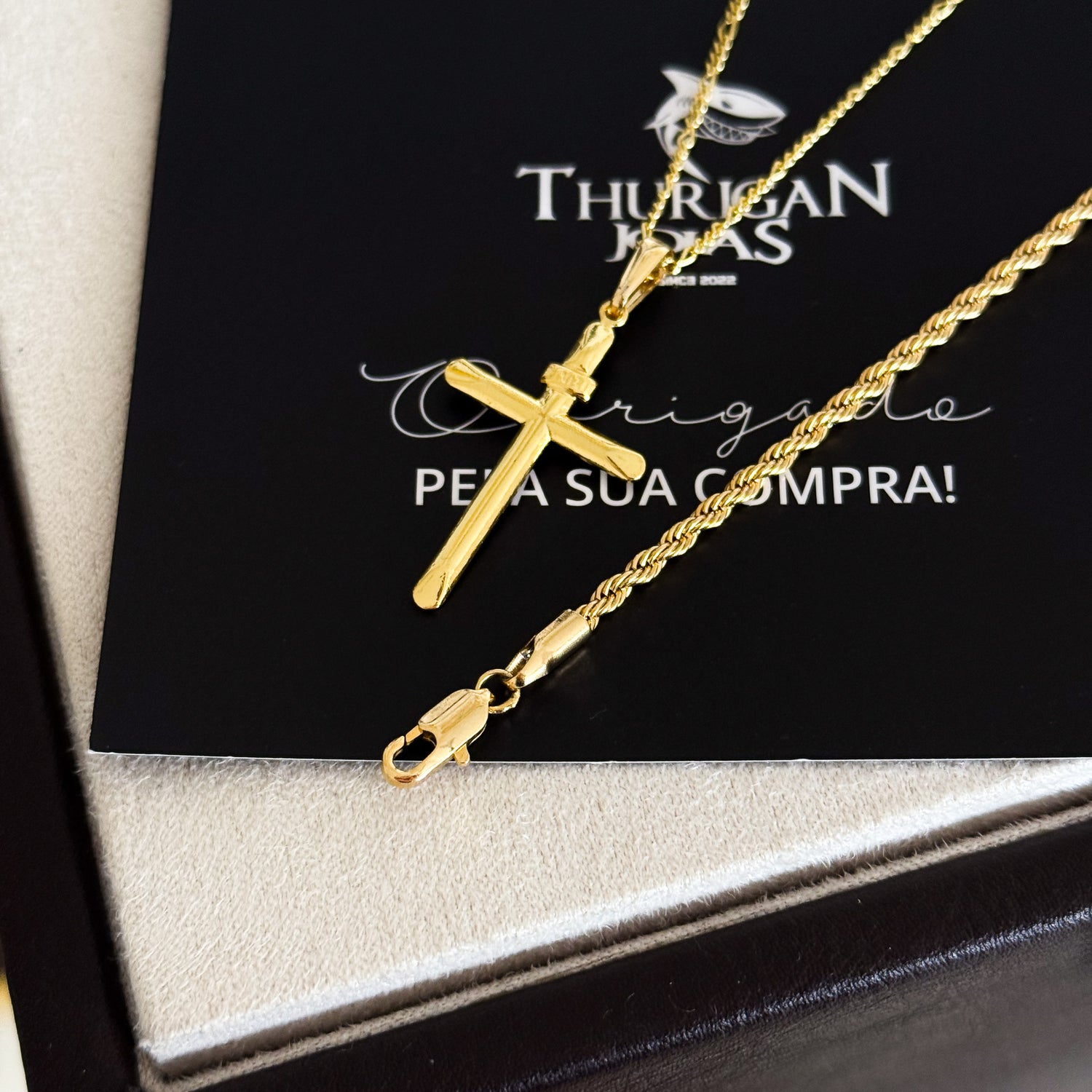 Colar Crucifixo Palito Liso Inri - Corrente 3 Por 1 Fígaro e Pulseira Baiana Banhado A Ouro 18k
