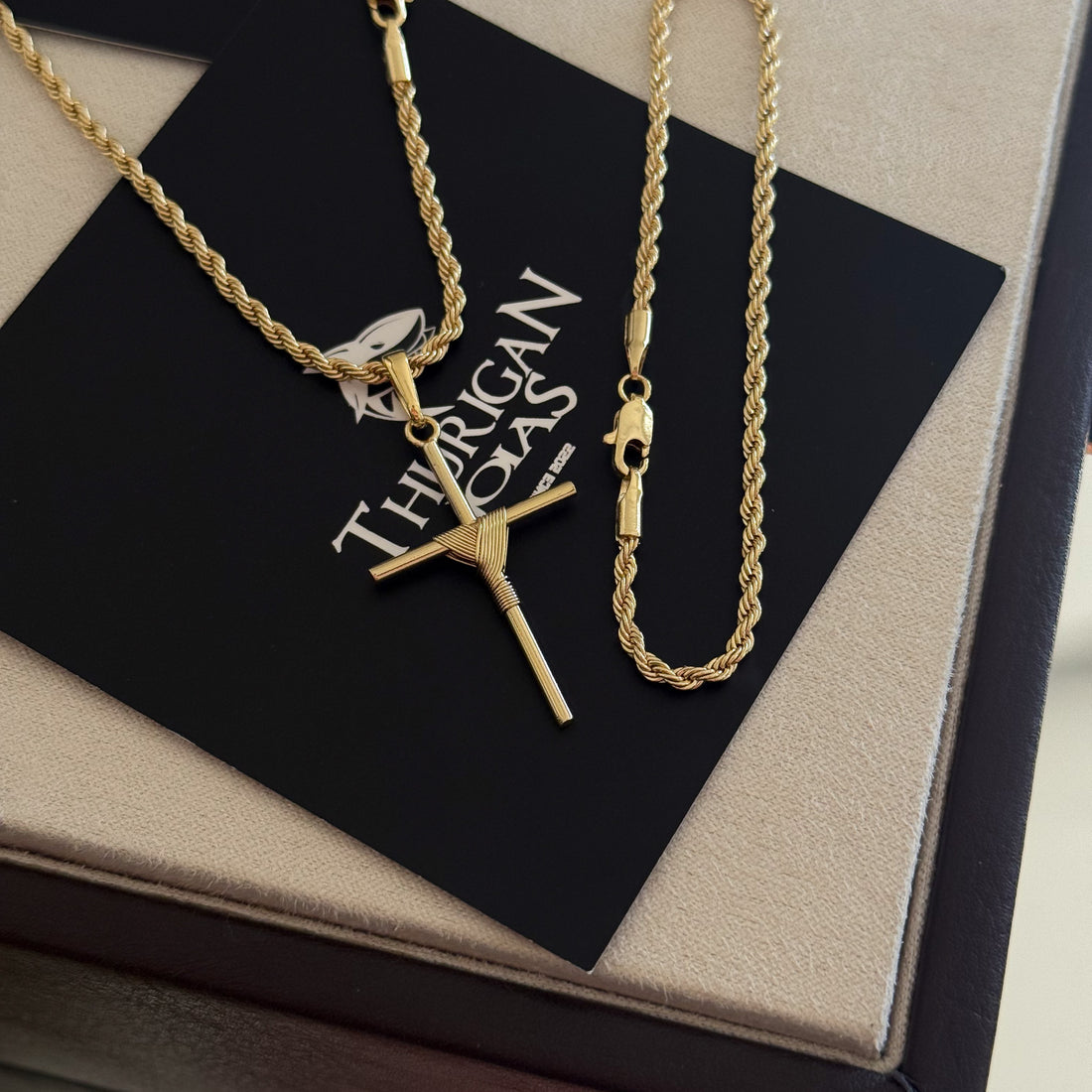 Colar Crucifixo Palito M - Corrente e Pulseira Baiana Banhado A Ouro 18k