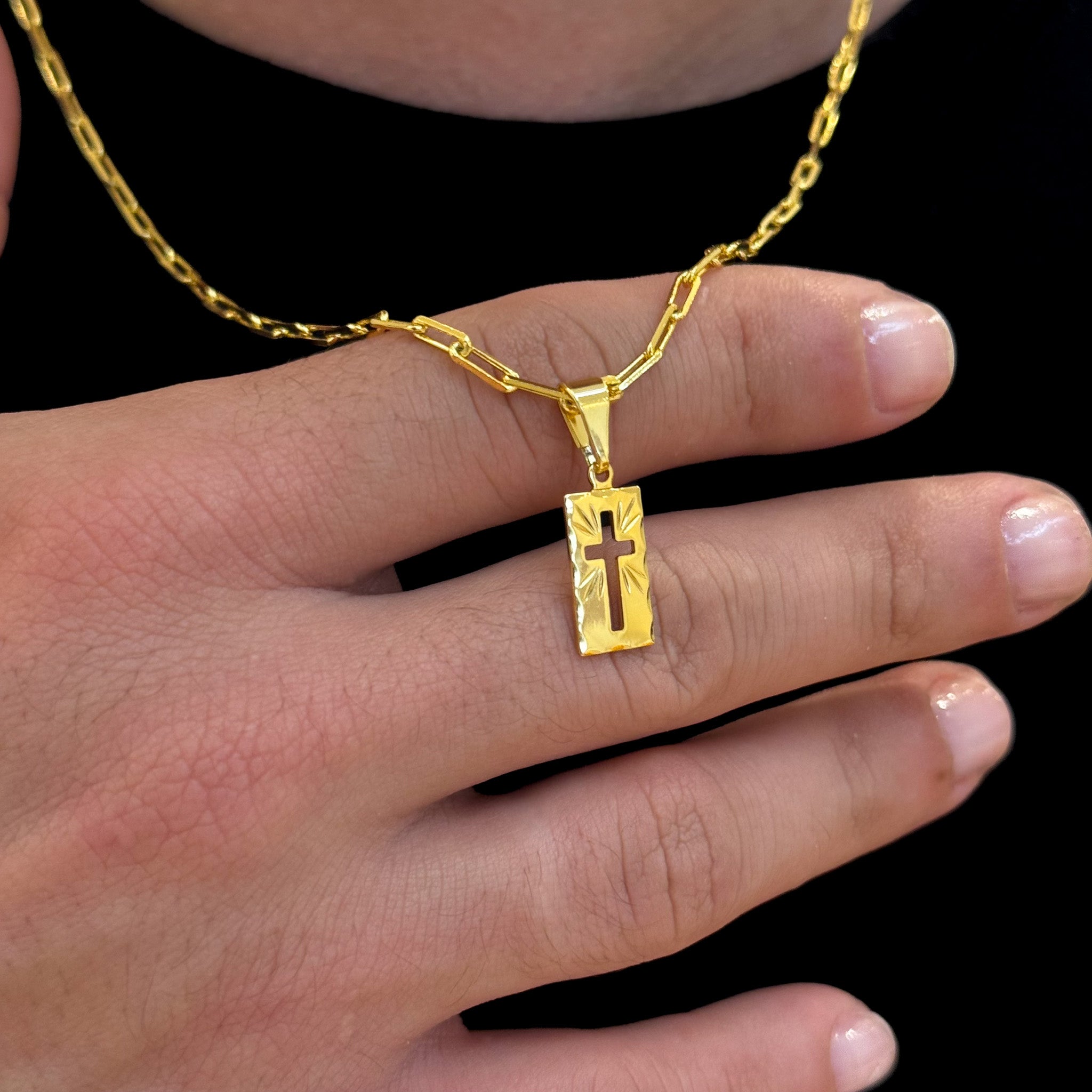 Colar Plaquinha Crucifixo Vazado - Corrente Cadeado Alongado Banhado A Ouro 18k