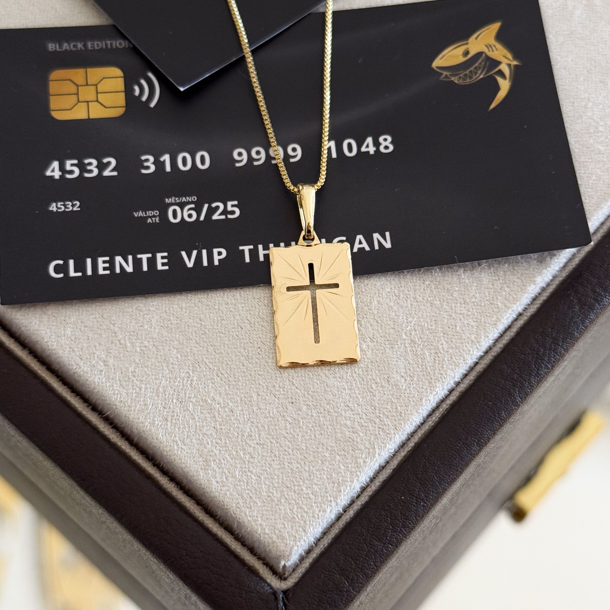 Pingente Plaquinha Crucifixo Vazado 2,0x1,7cm Banhado A Ouro 18k