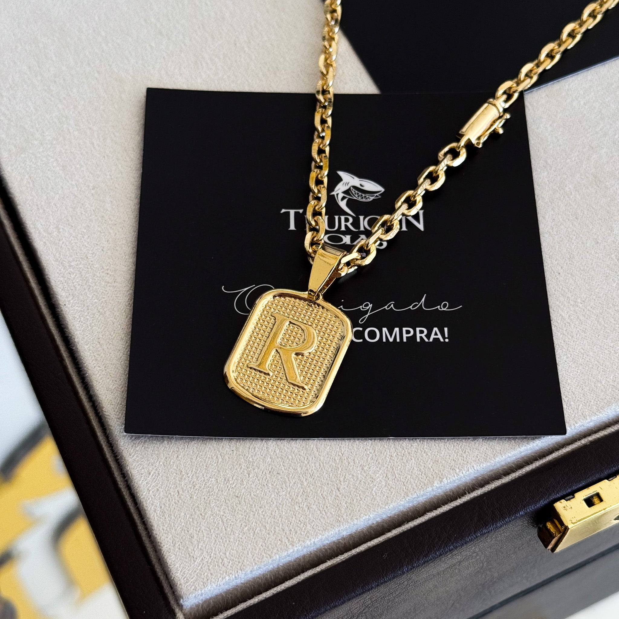 Colar Plaquinha De Letra - Corrente Cadeado Banhado A Ouro 18k